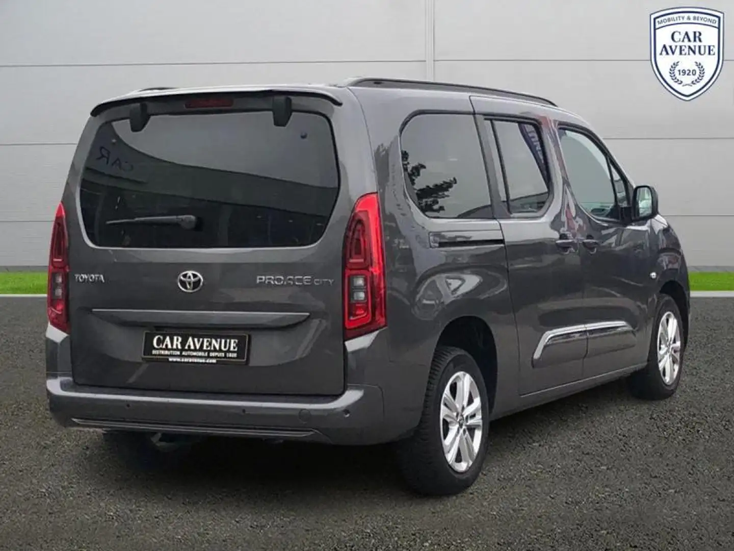 Toyota Verso MPV Gris - 2