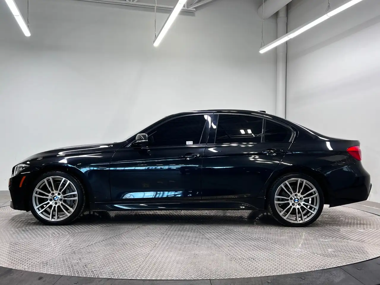 BMW 3 Series снимка BMW 3 Series