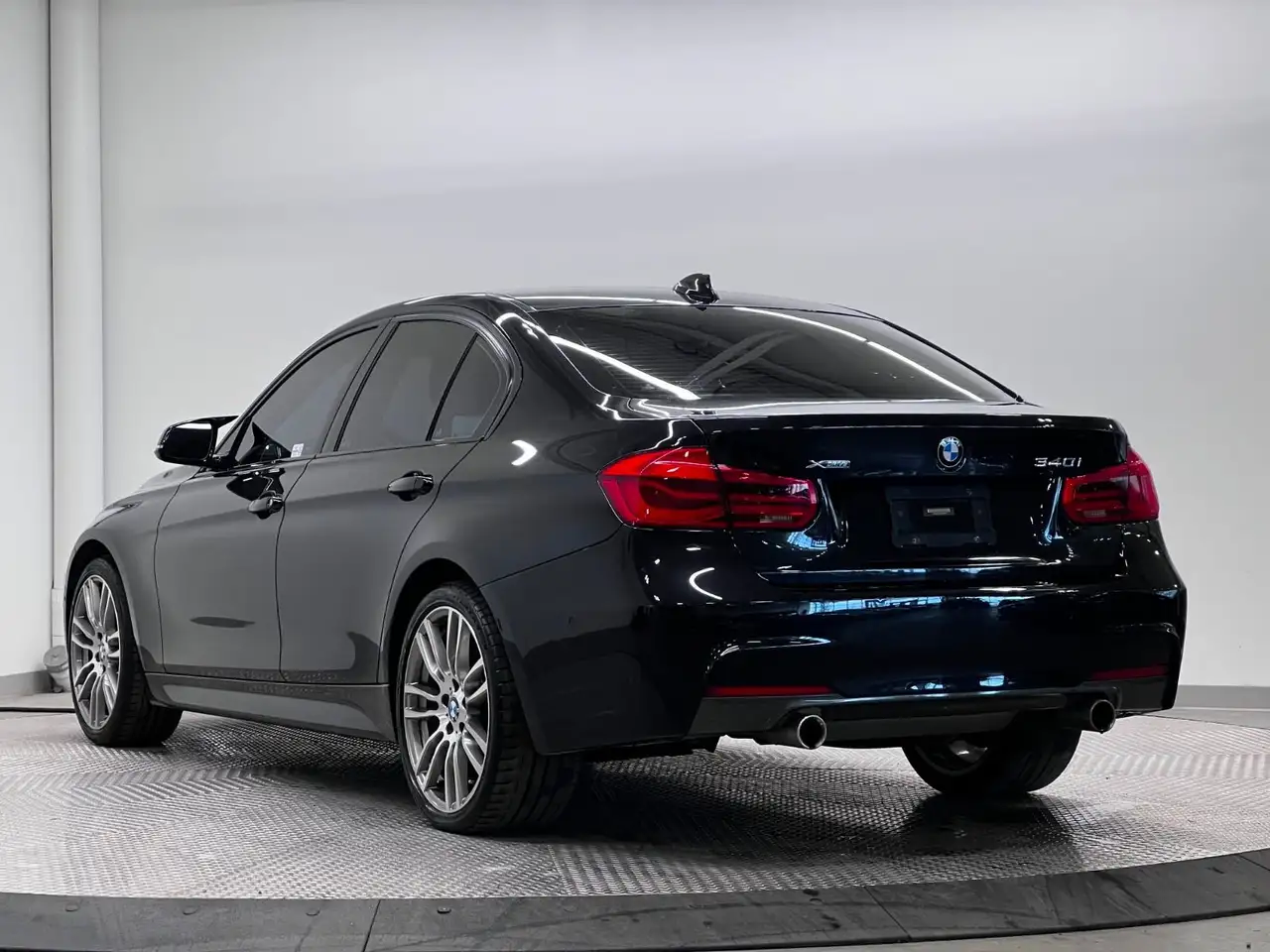 BMW 3 Series снимка BMW 3 Series