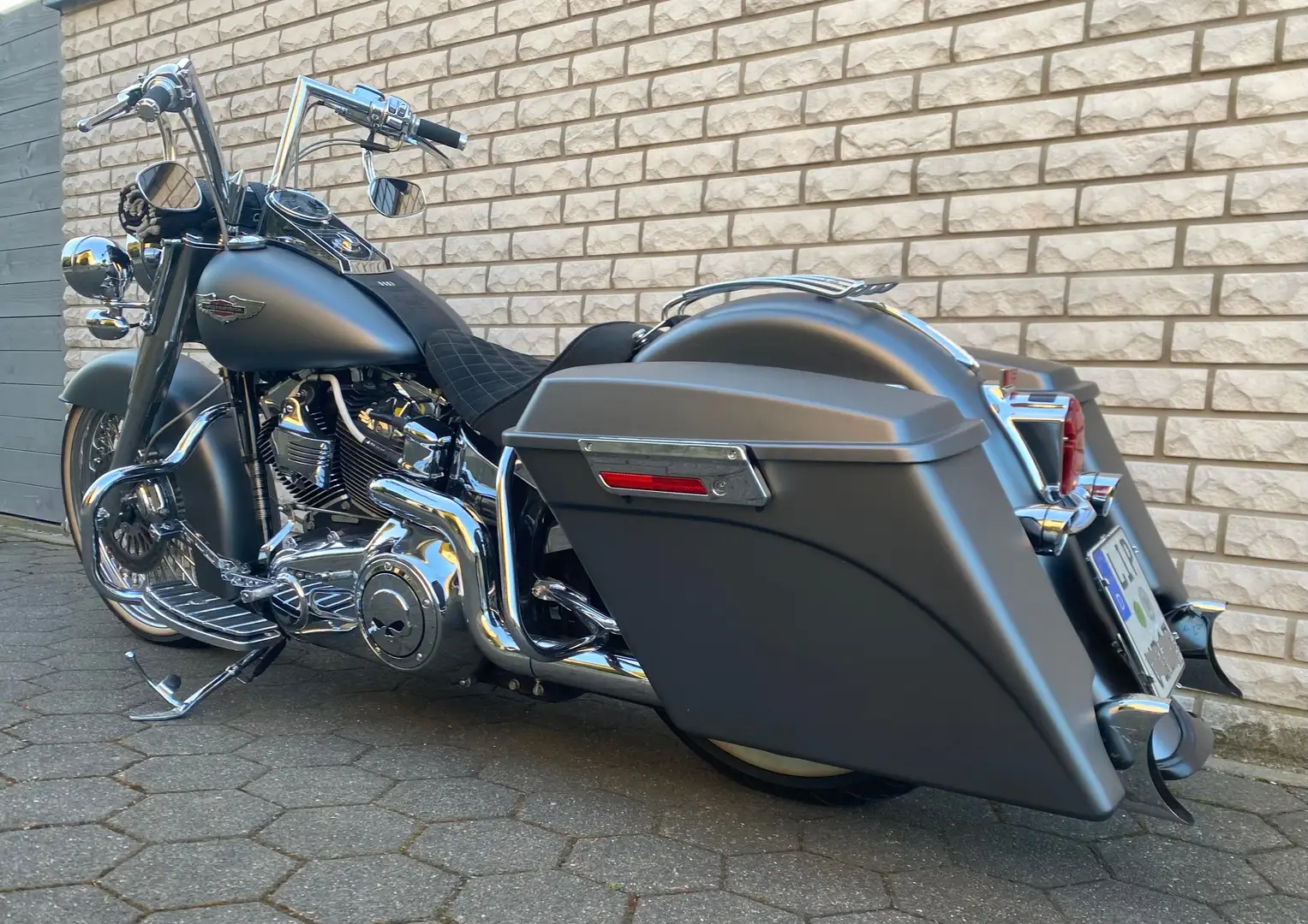 Harley-Davidson Deluxe FLSTN Bagger/Mexican Umbau Softail Grau - 1