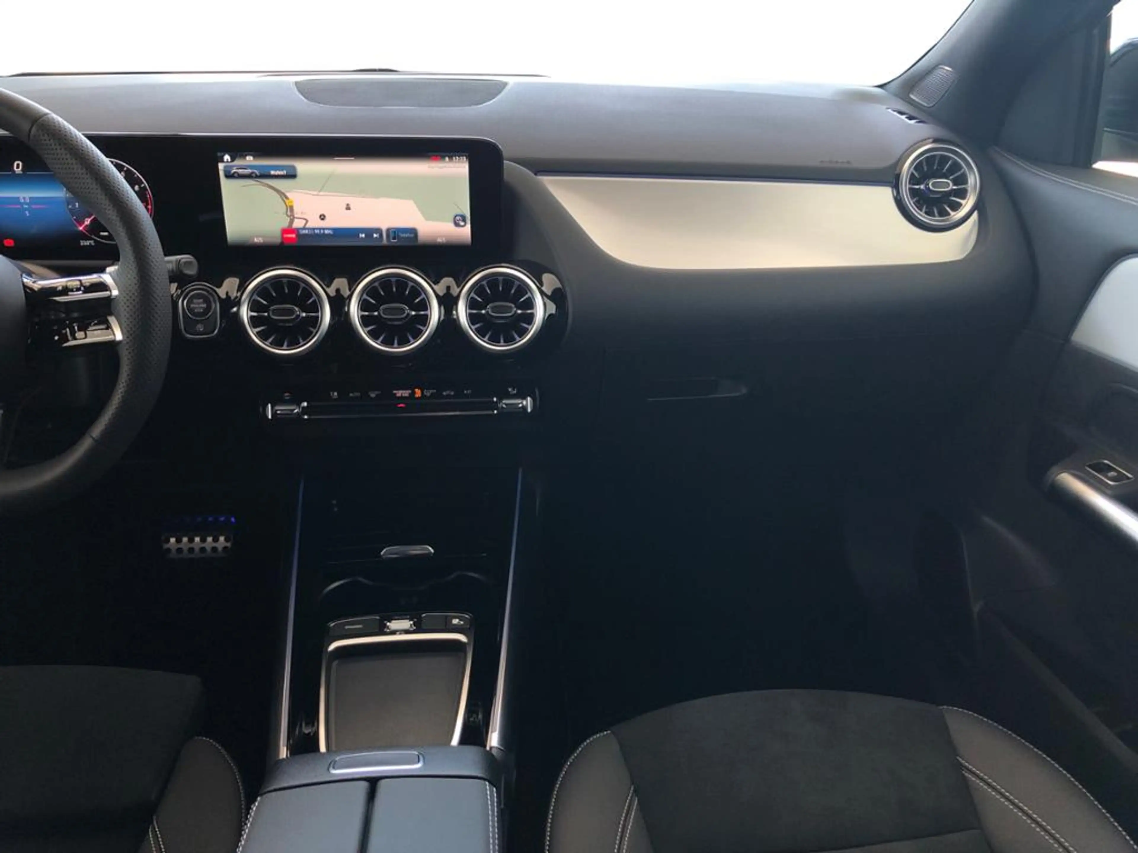 Mercedes-Benz GLA 180 AMG+MBUX+Night+Fahrassist+AHK+Wide+Cam — photo 15