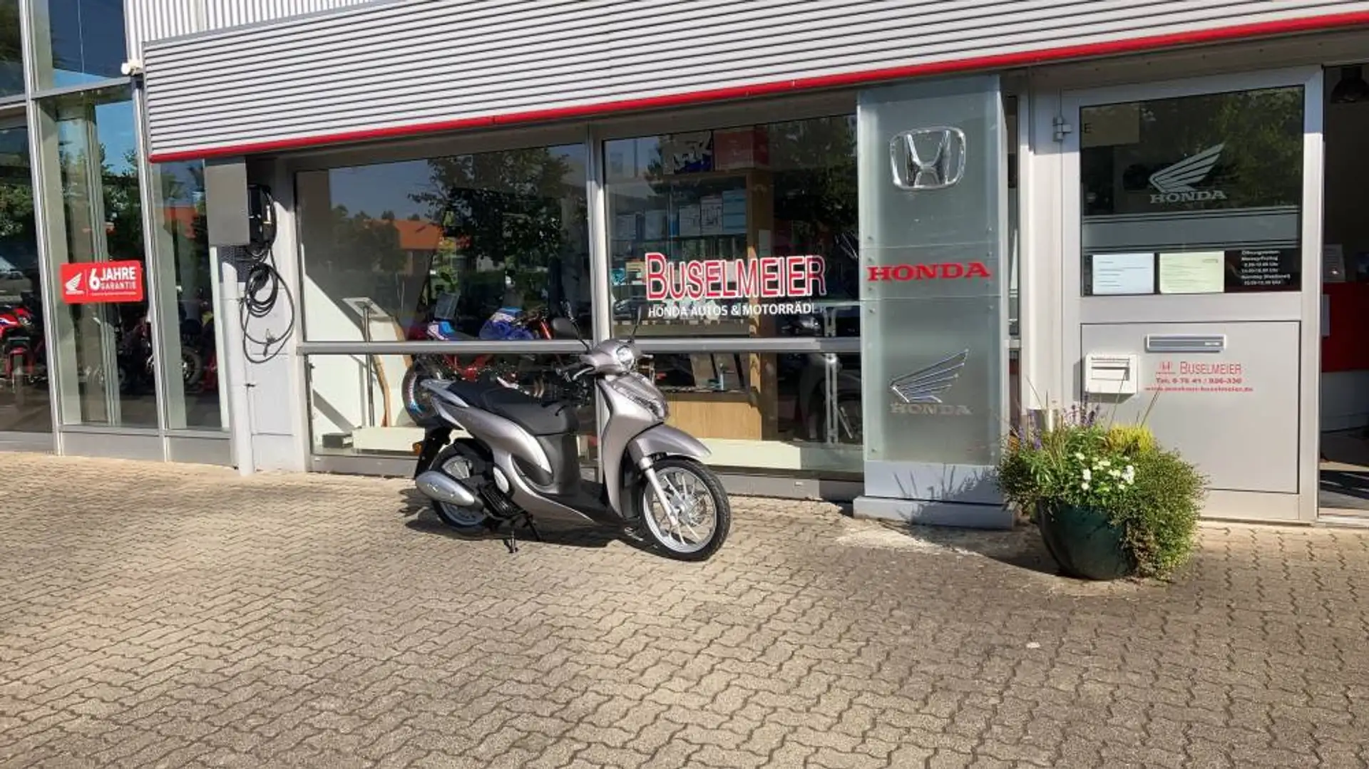 Honda SH Mode 125 Silber - 1