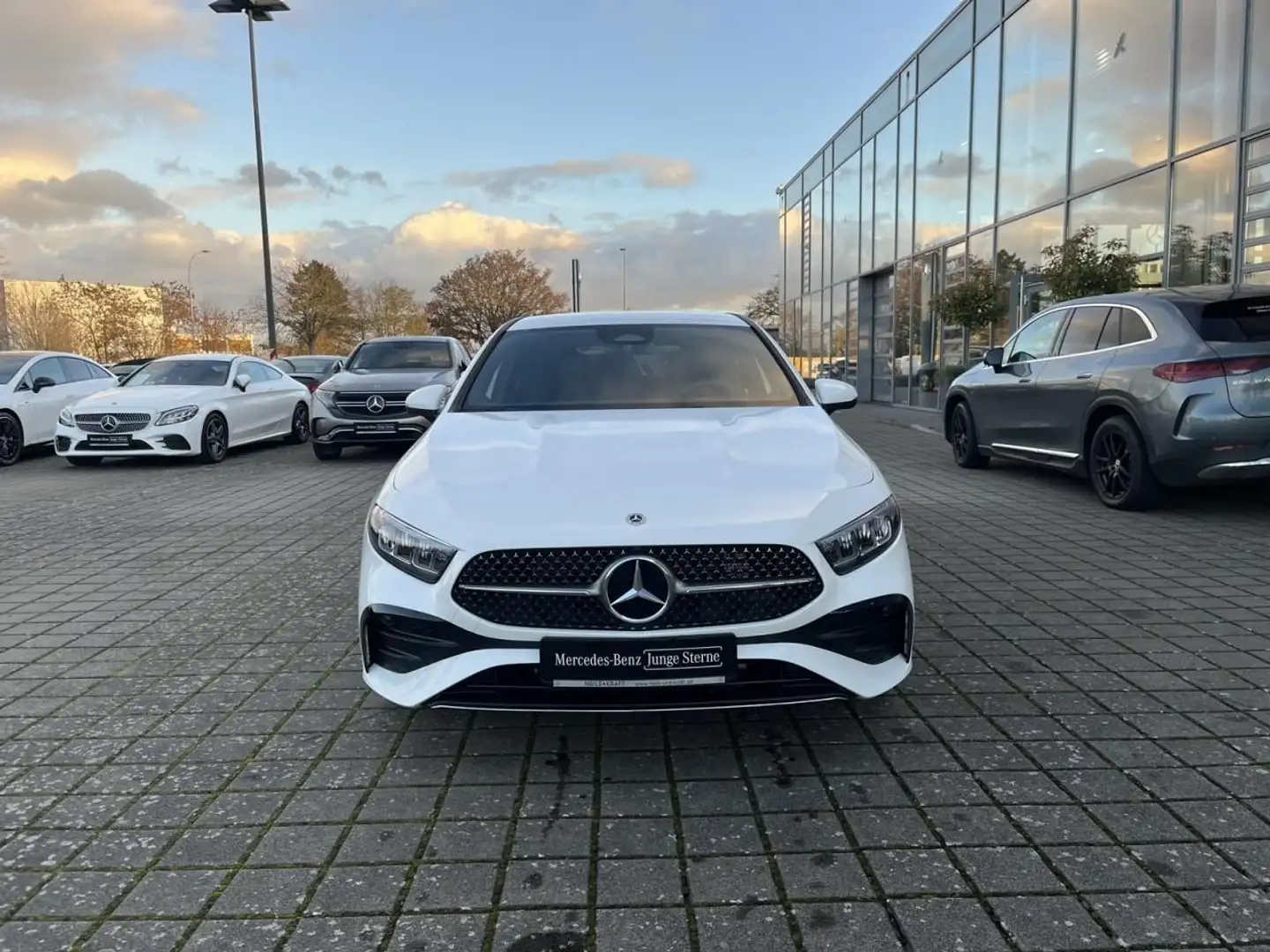 Mercedes-Benz A 250 e AMG+TOTW+AMBIENTE+KAM+LED+NAVI+PDC+WIDE Weiß - 2