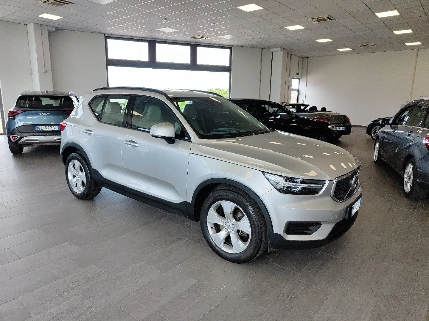 Volvo XC40 D4 190cv  AWD Geartronic Navi Sensori Fari LED Argento - 2
