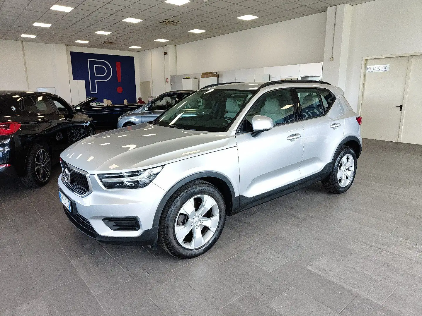 Volvo XC40 D4 190cv  AWD Geartronic Navi Sensori Fari LED Argento - 1