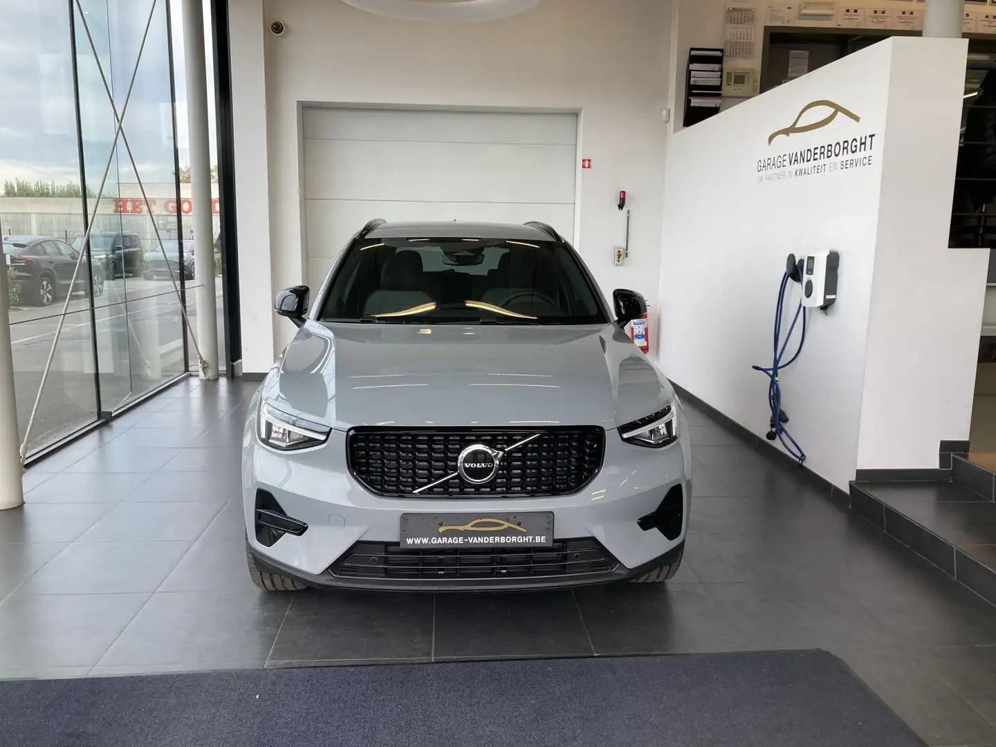 Volvo XC40 PLUS DARK B3 HYBRID BENZINE AUTOMAAT NIEUW Grigio - 2