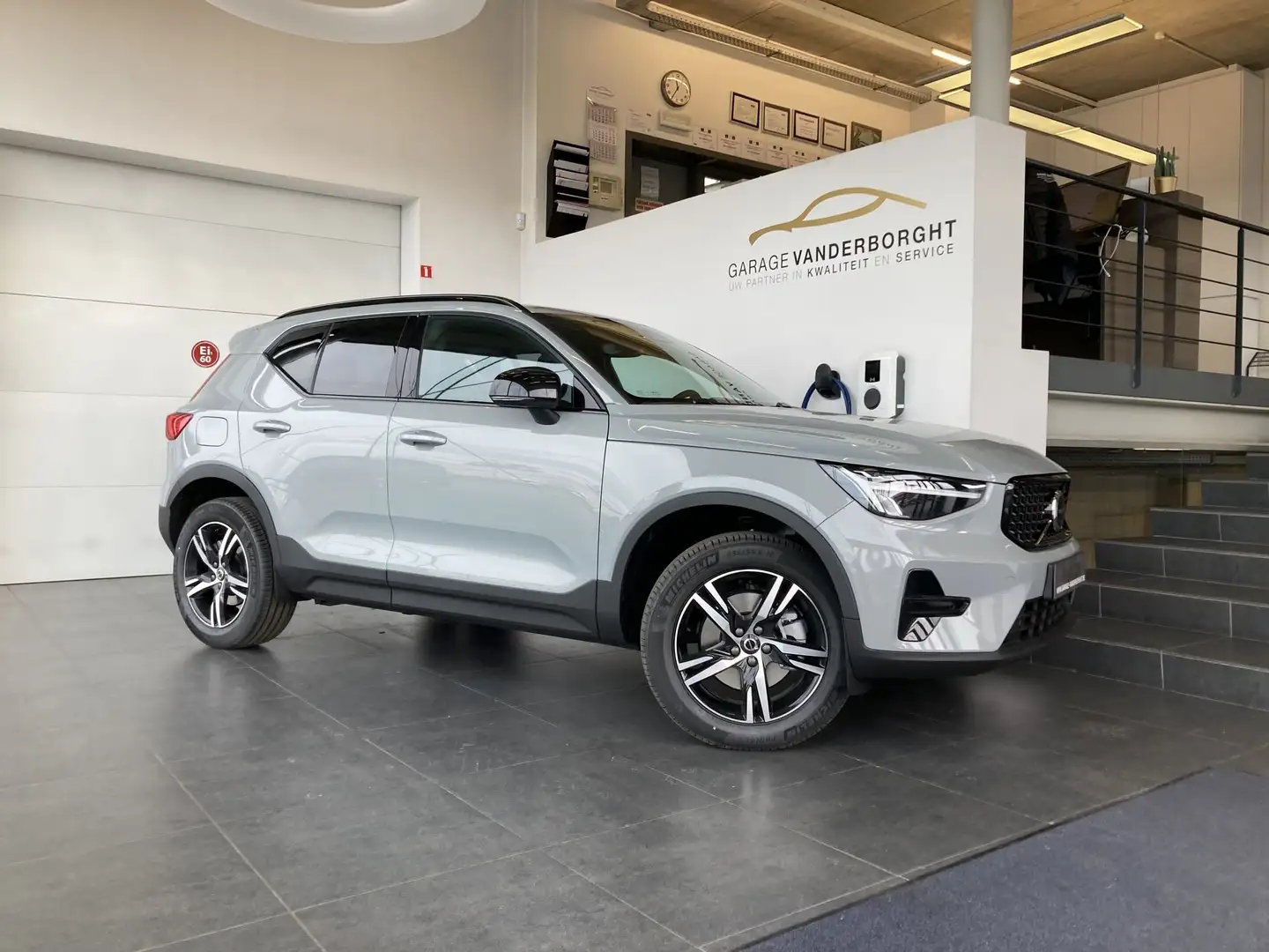 Volvo XC40 PLUS DARK B3 HYBRID BENZINE AUTOMAAT NIEUW Grigio - 1