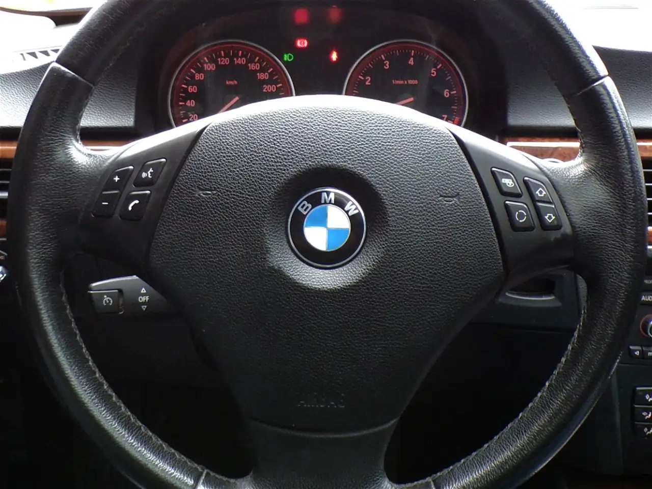 BMW 3 Series снимка BMW 3 Series
