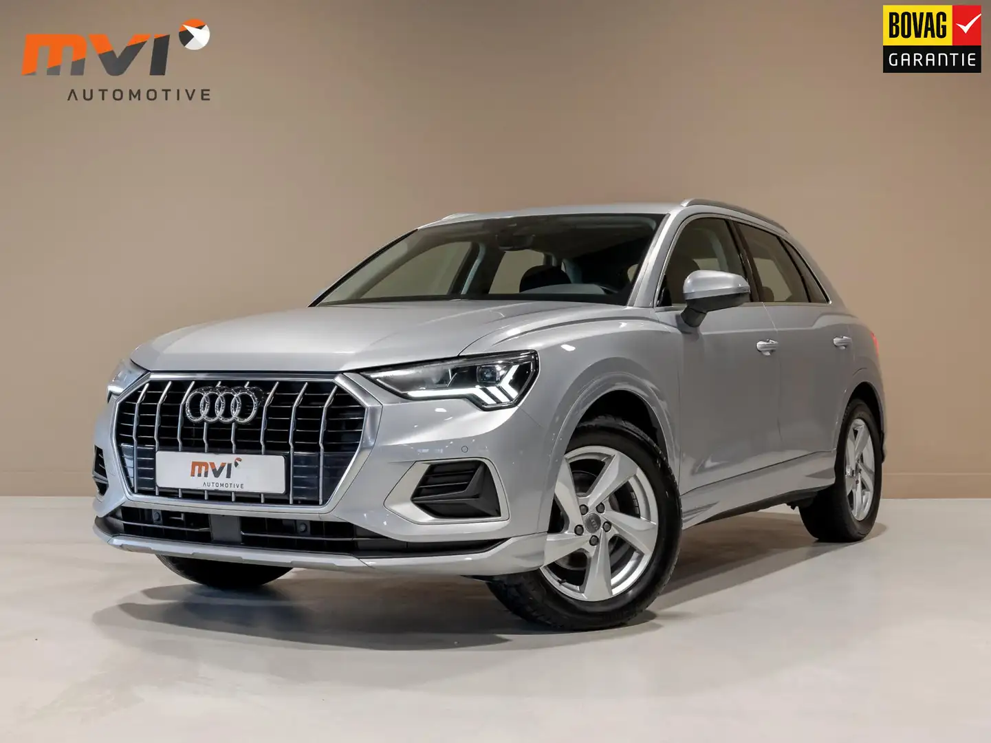 Audi Q3 35 TFSI Pro Line business / 150pk / Matrix / Apple Stříbrná - 1