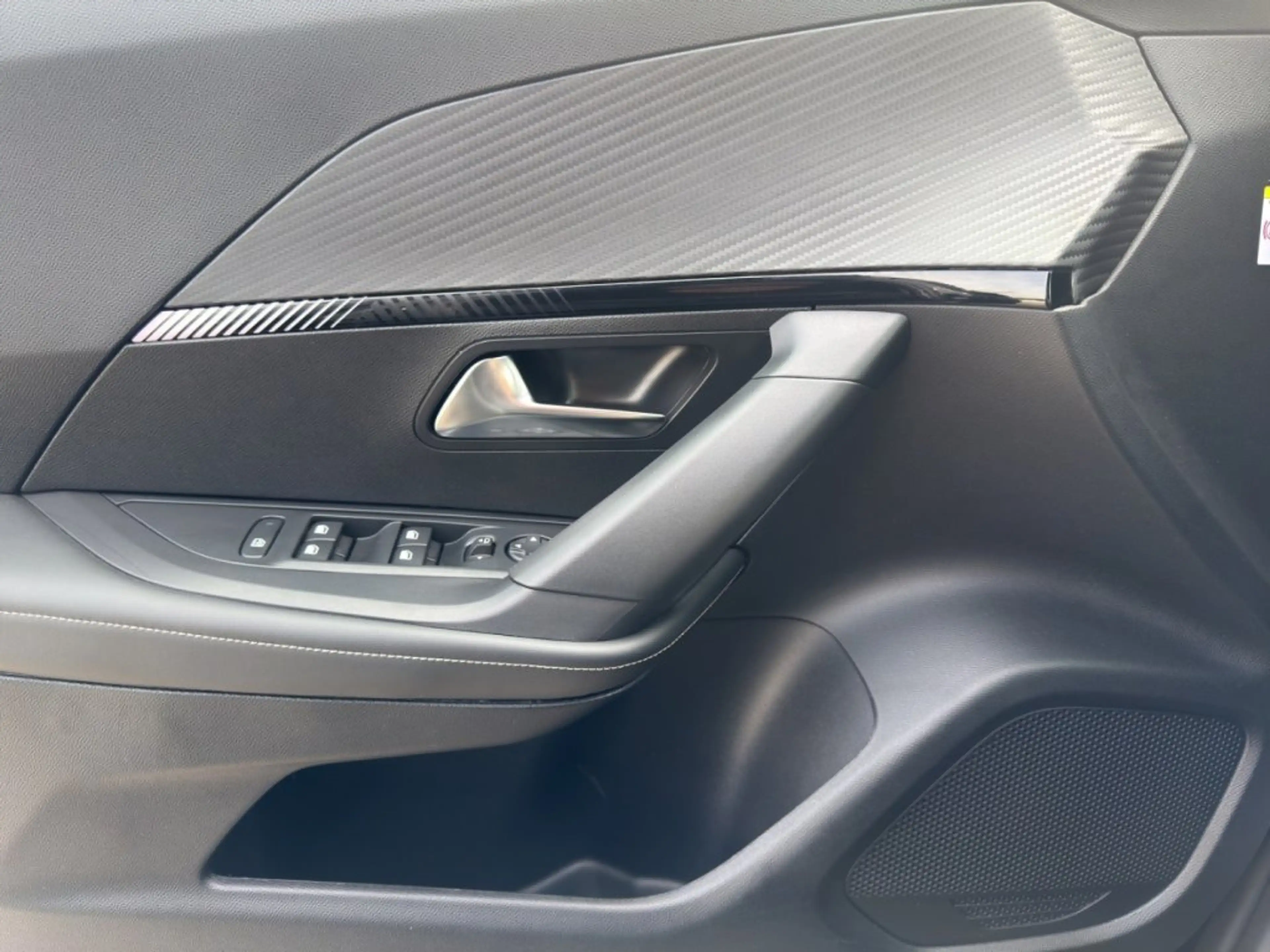 Peugeot 2008 ALLURE Hybrid 136e-DCS6 — photo 15