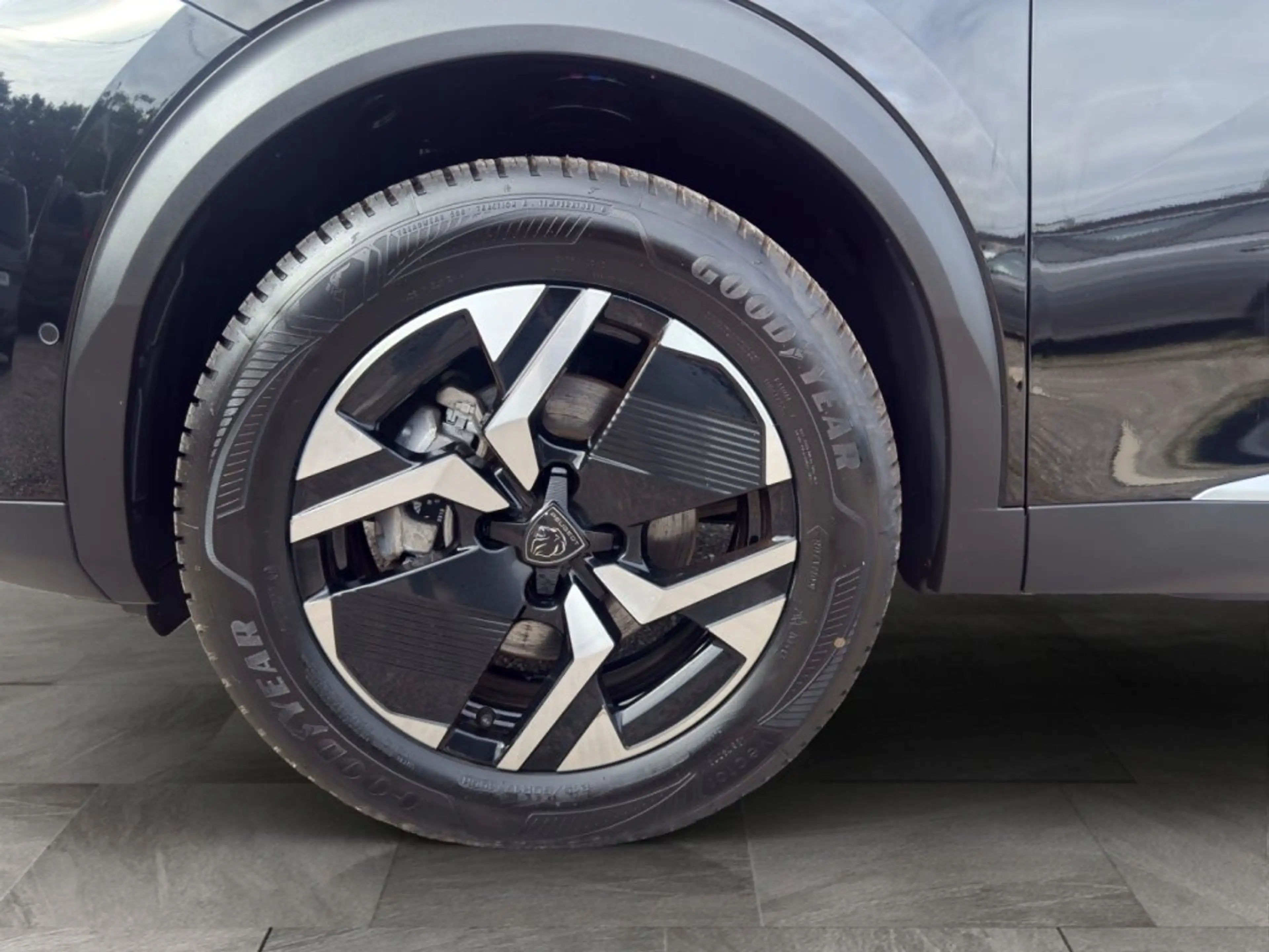Peugeot 2008 ALLURE Hybrid 136e-DCS6 — photo 6