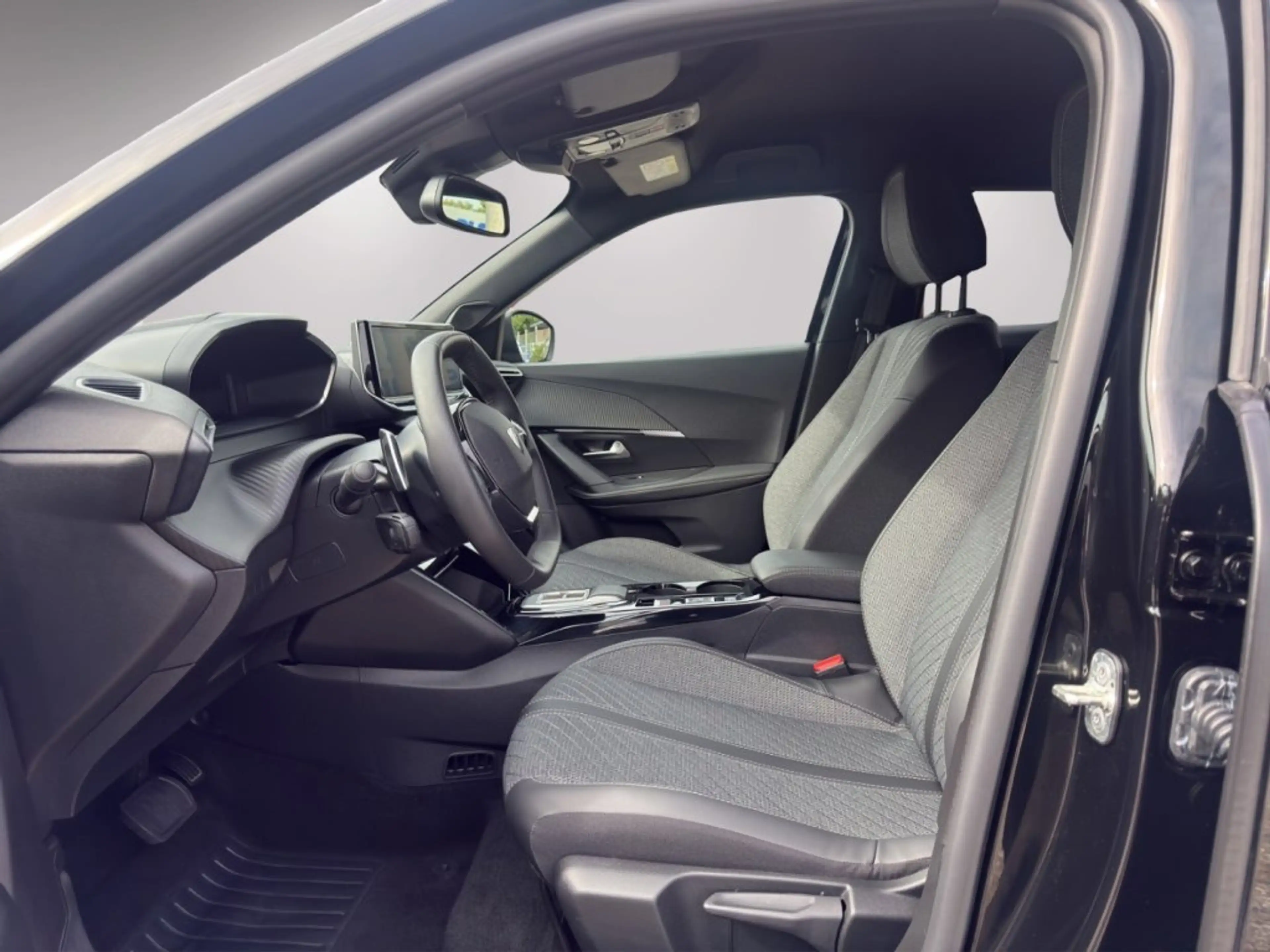 Peugeot 2008 ALLURE Hybrid 136e-DCS6 — photo 7