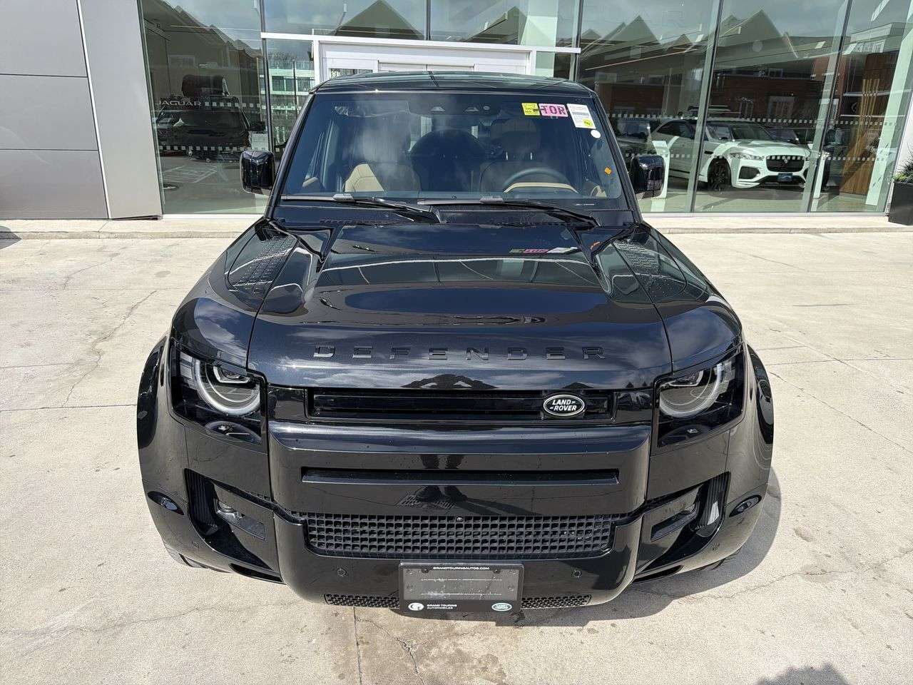 2026 Land Rover Defender 110 P525 V8 alt 3