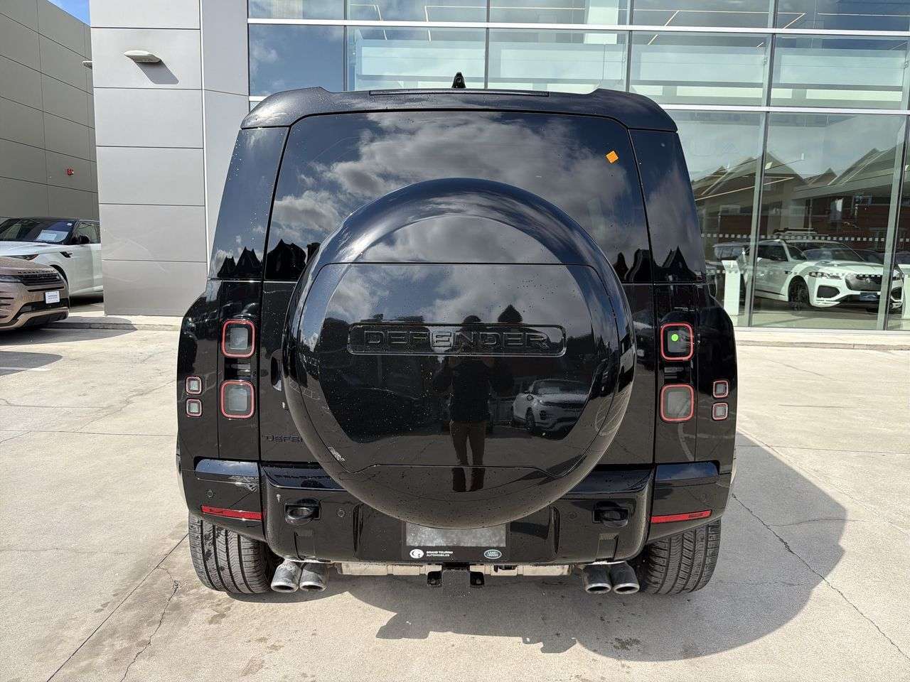 2026 Land Rover Defender 110 P525 V8 alt 4