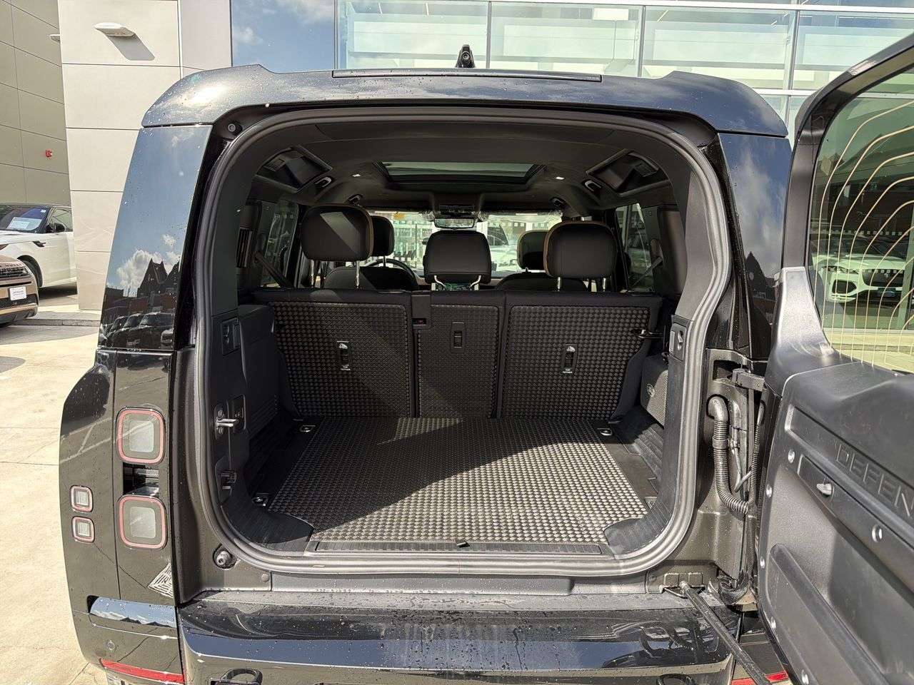 2026 Land Rover Defender 110 P525 V8 thumb 21