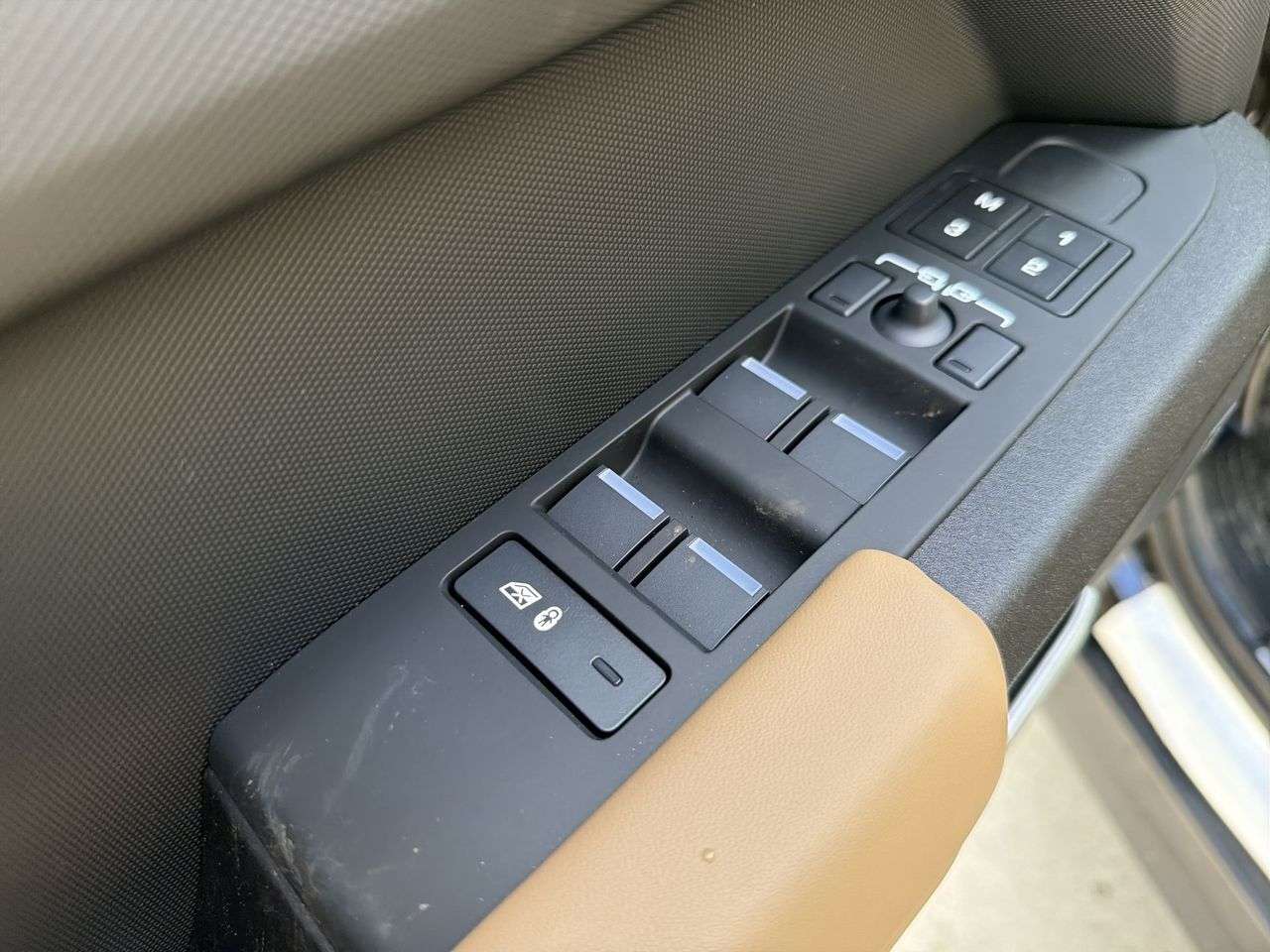 2026 Land Rover Defender 110 P525 V8 thumb 10