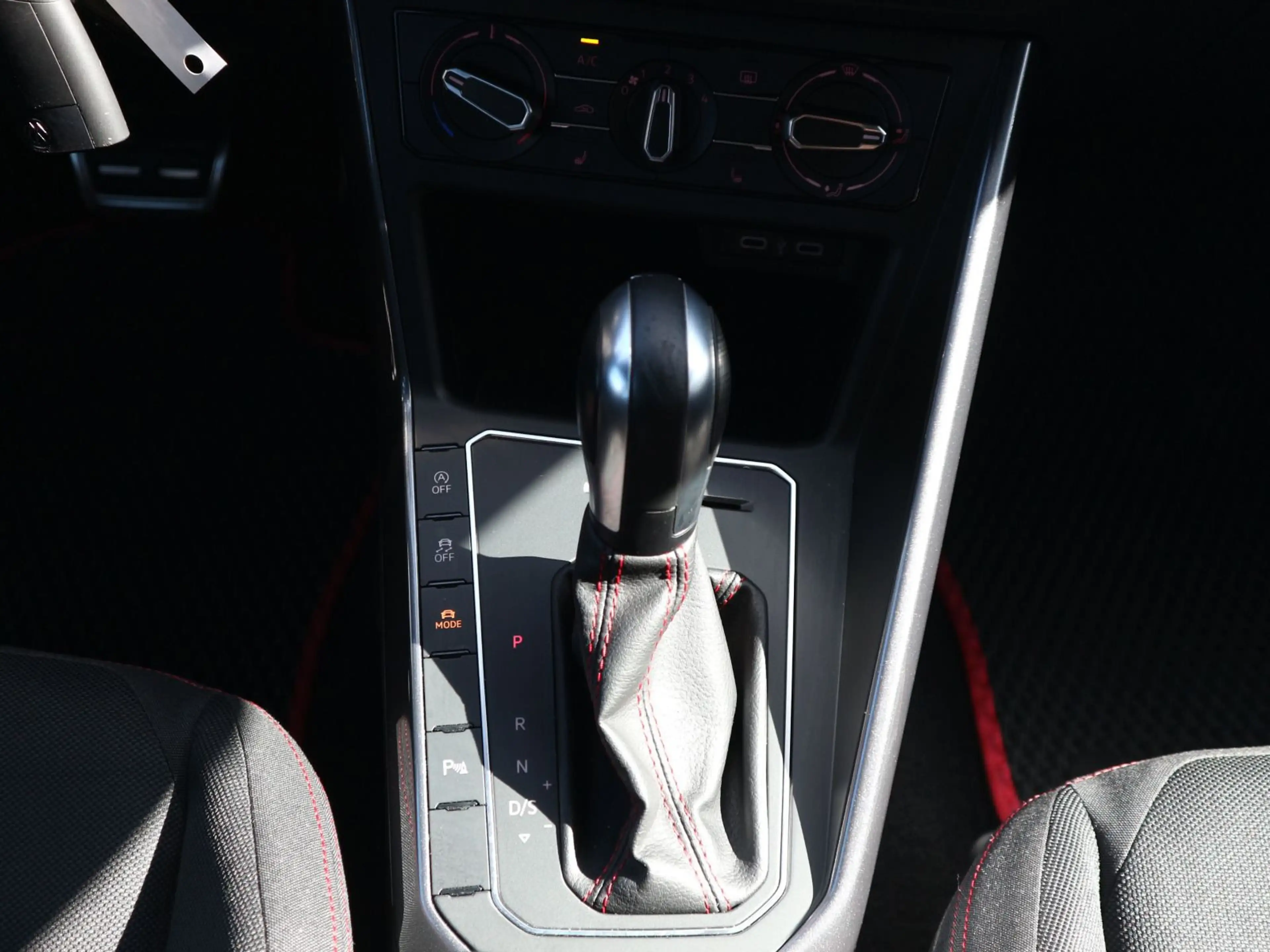 Volkswagen Polo GTI 2.0 TSI DSG LED ACC PDC DAB+ — photo 11