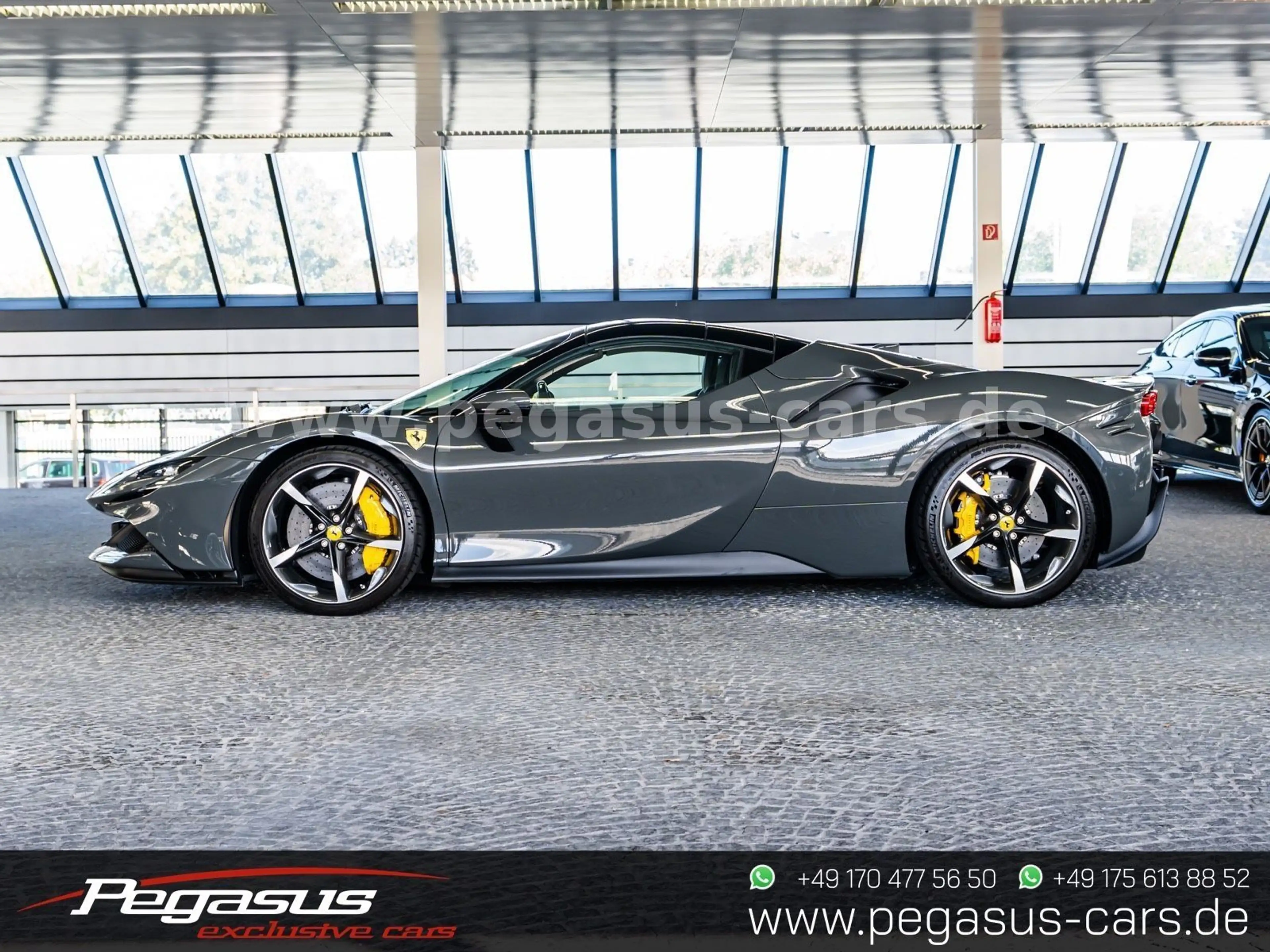 Ferrari SF90 Spider GRIGIO SCURO / RACING SEATS — photo 10