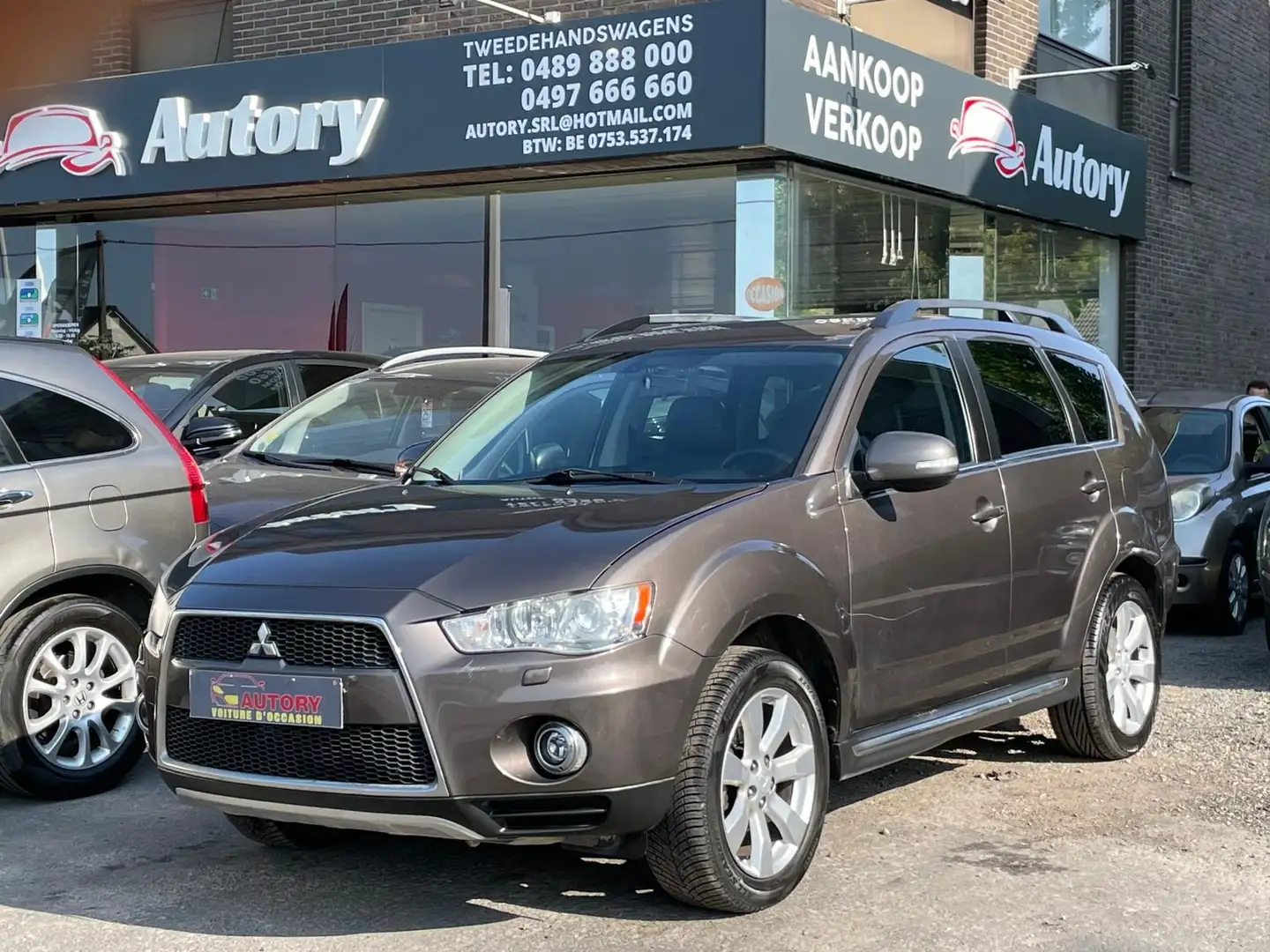 Mitsubishi Outlander 2.2 DI-D  / 4x4  / 7places Bruin - 1