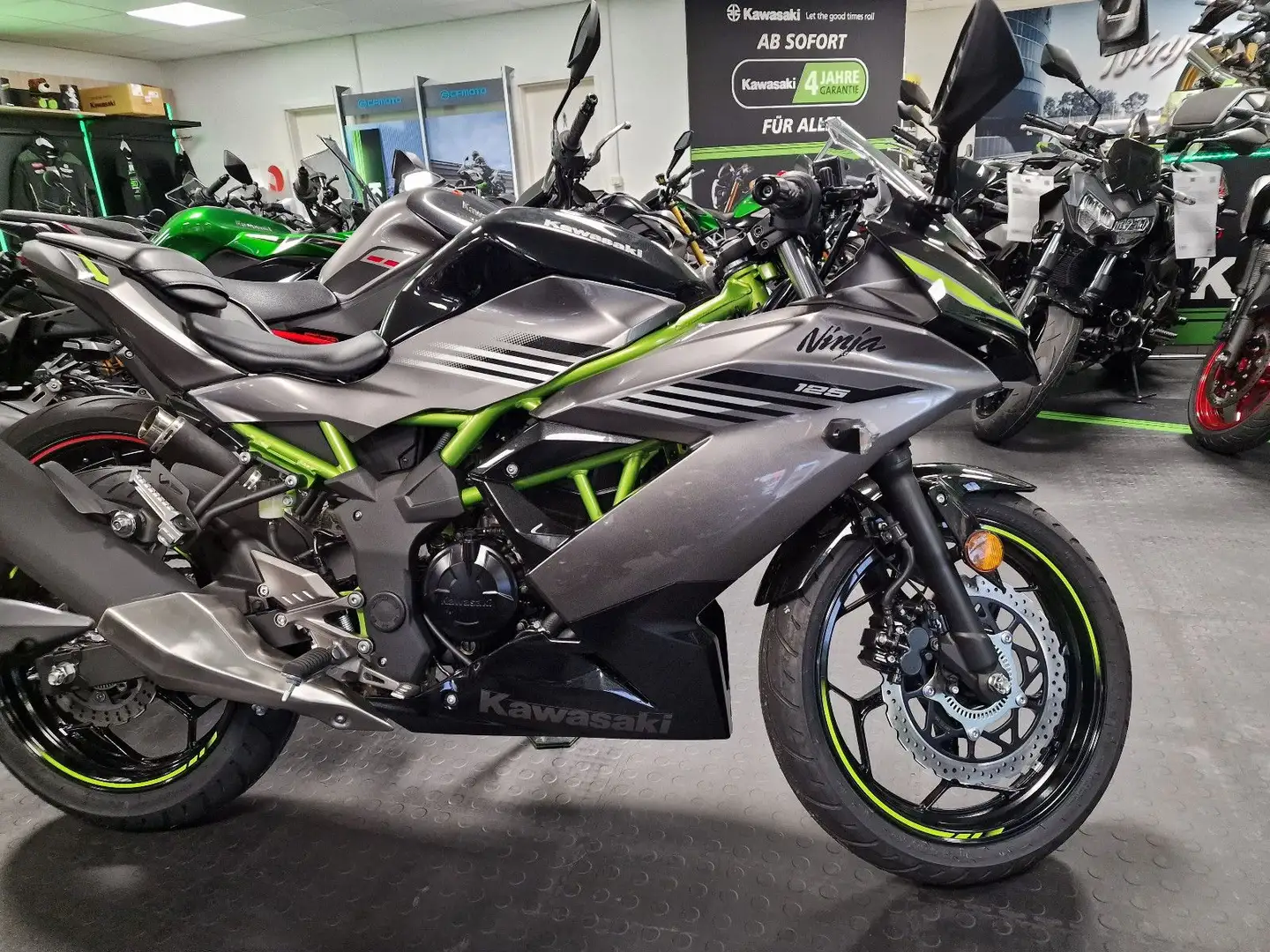 Kawasaki Ninja 125 div. Farben Negro - 2