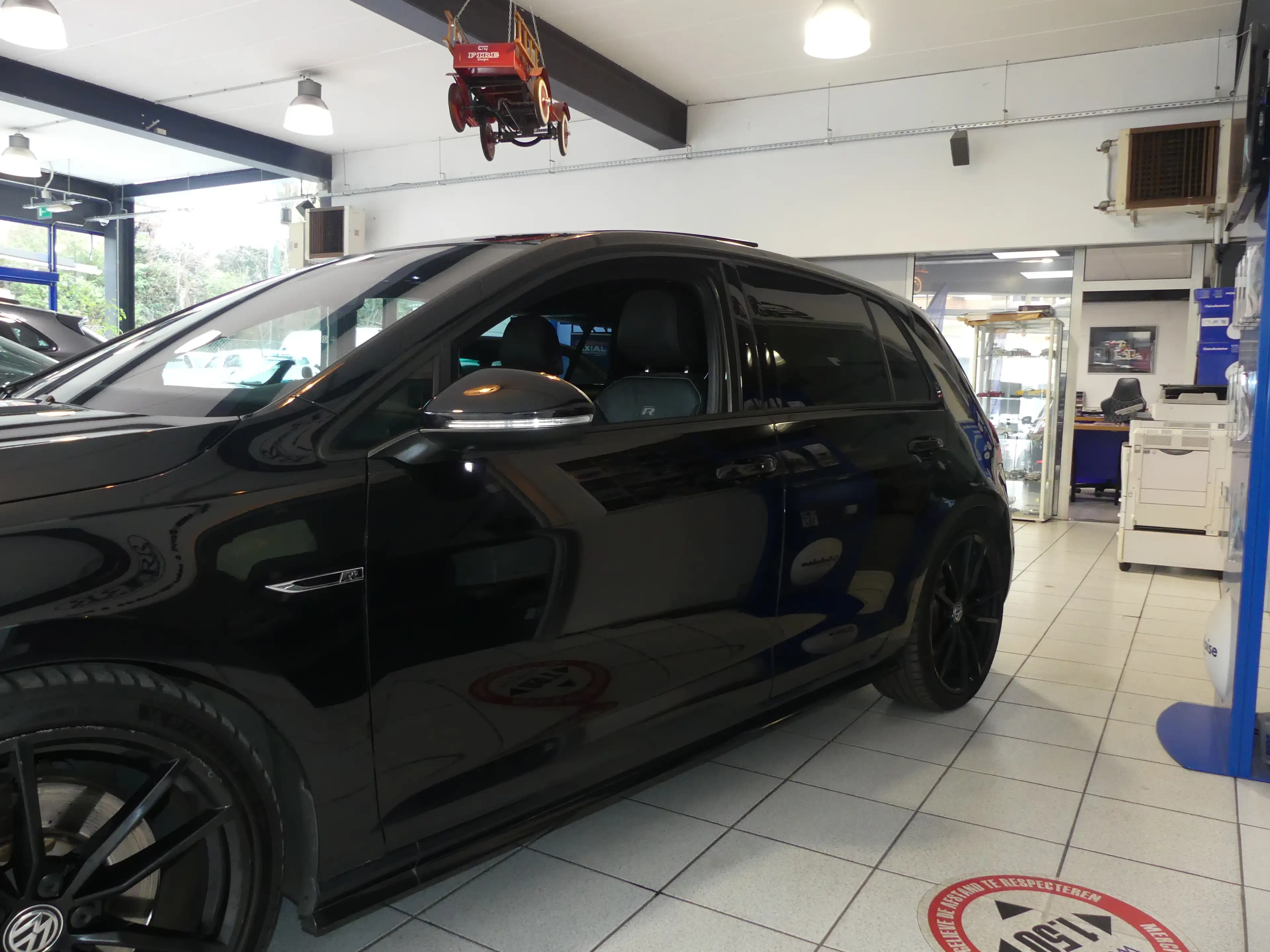 Volkswagen Golf R — photo 7