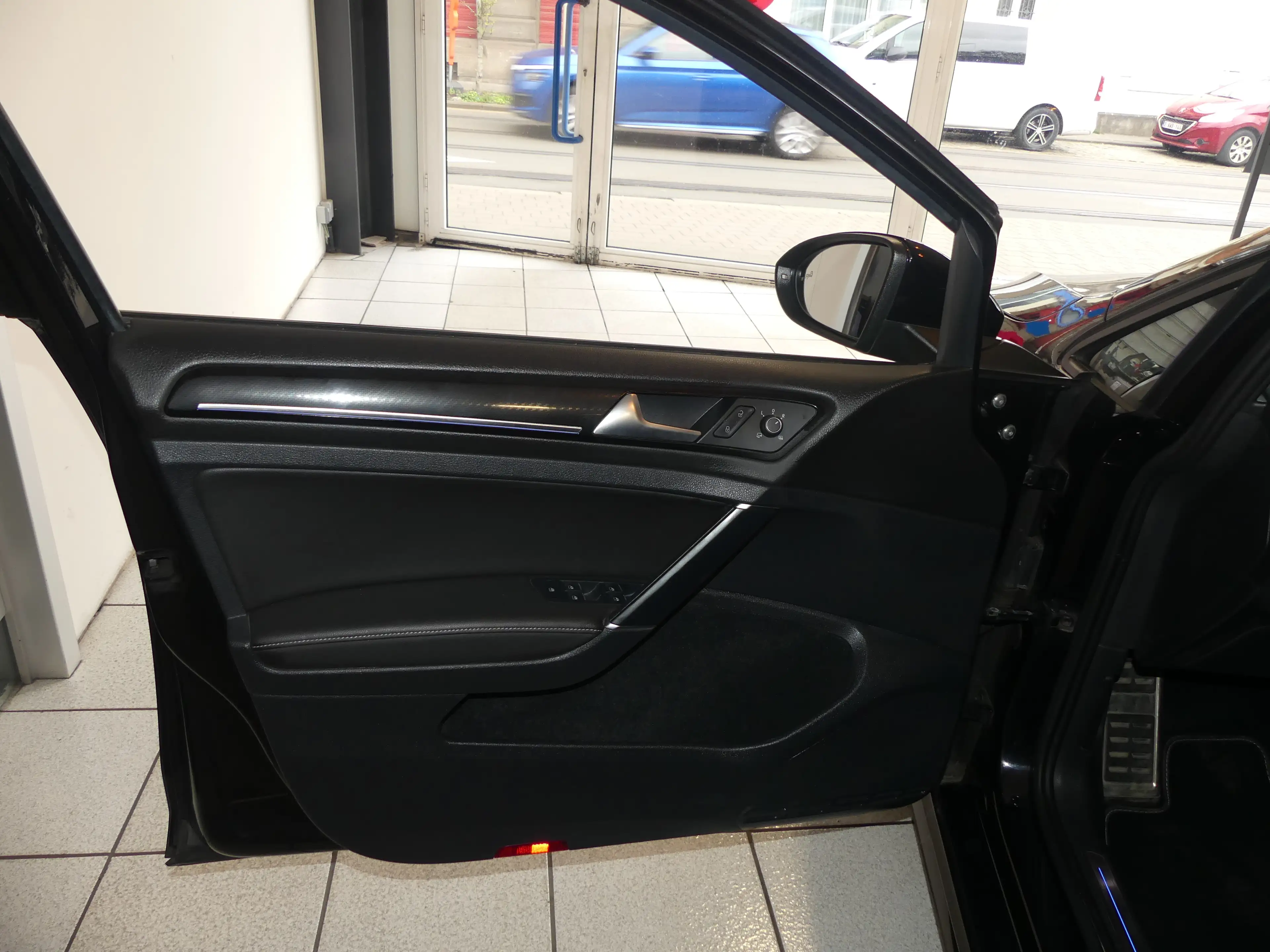Volkswagen Golf R — photo 15