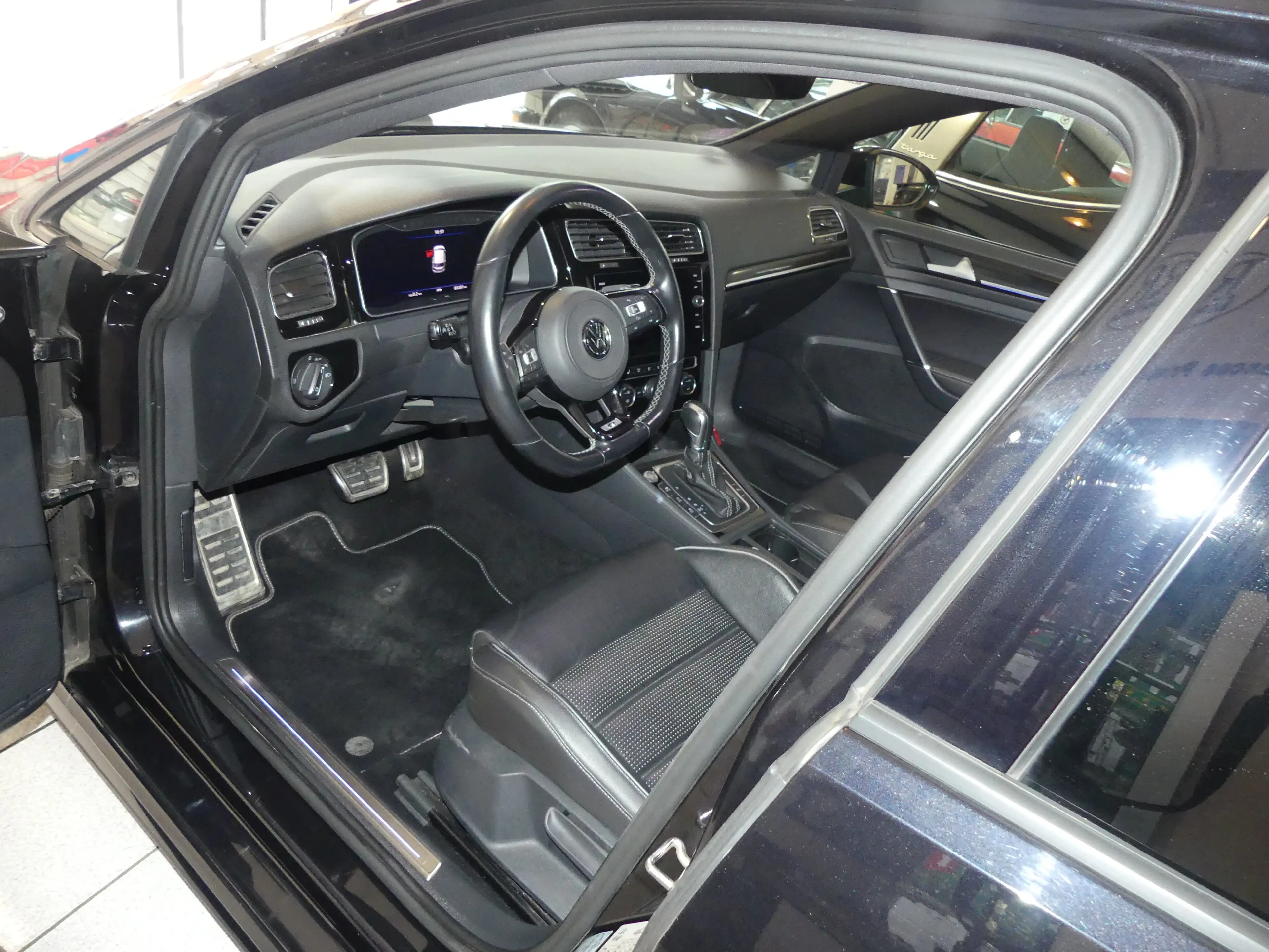 Volkswagen Golf R — photo 14