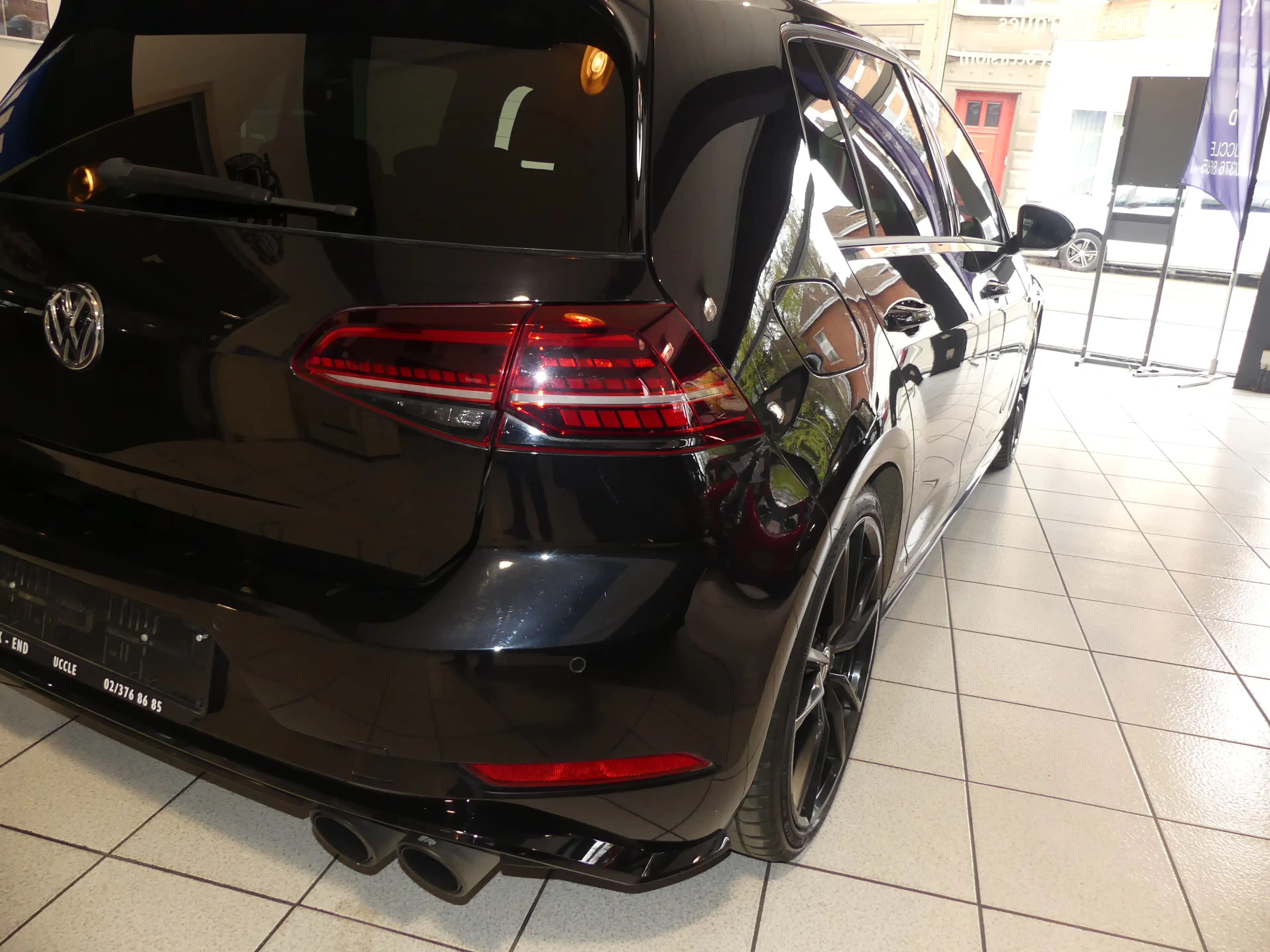Volkswagen Golf R — photo 11