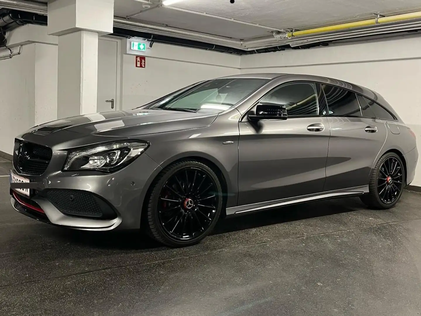 Mercedes-Benz CLA 250 Sport 4Matic Shooting Brake Kombi (AMG - Allrad) Сірий - 1