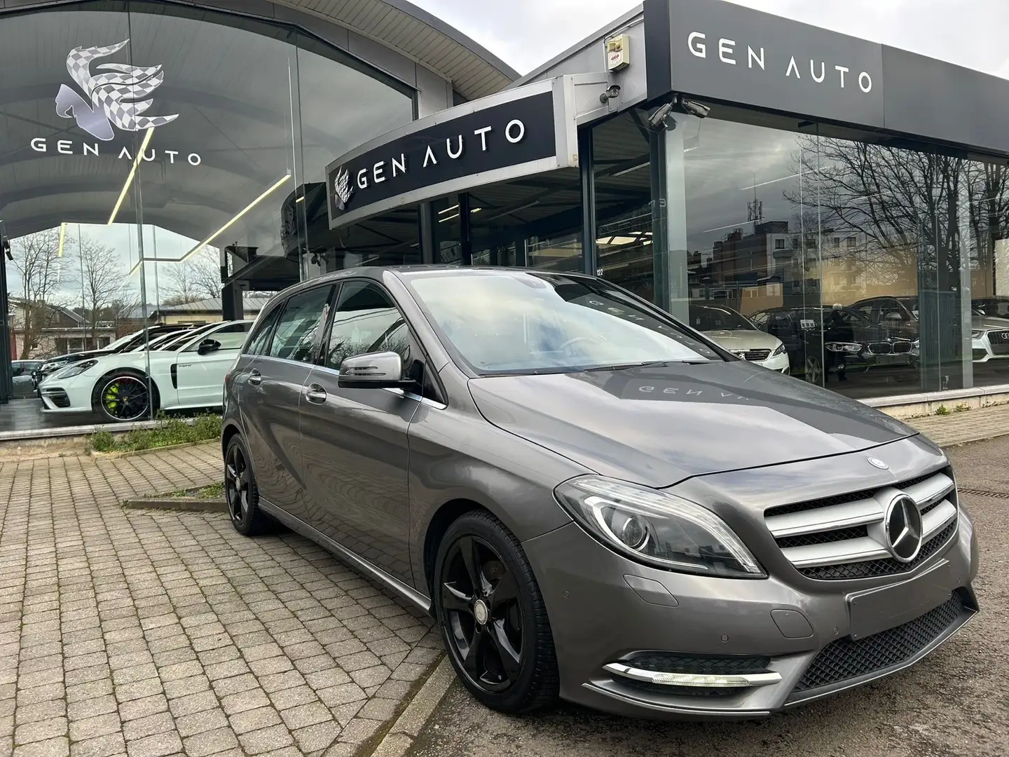 Mercedes-Benz B 180 CDI AvantGarde Cuir Xenon GPS LED Grigio - 1