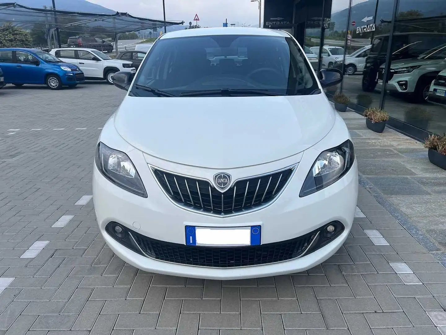 Lancia Ypsilon 1.0 FireFly 5 porte S&S Hybrid Platino Weiß - 2
