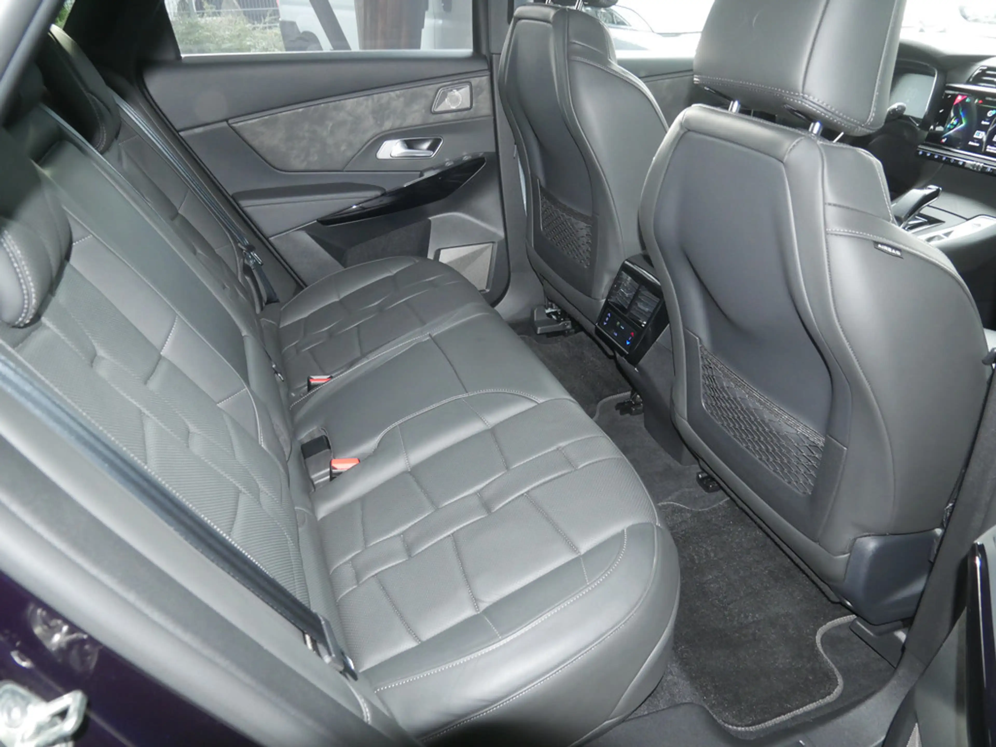 DS Automobiles DS 7 Crossback E-Tense Louvre 4x4 LED PANO — photo 5