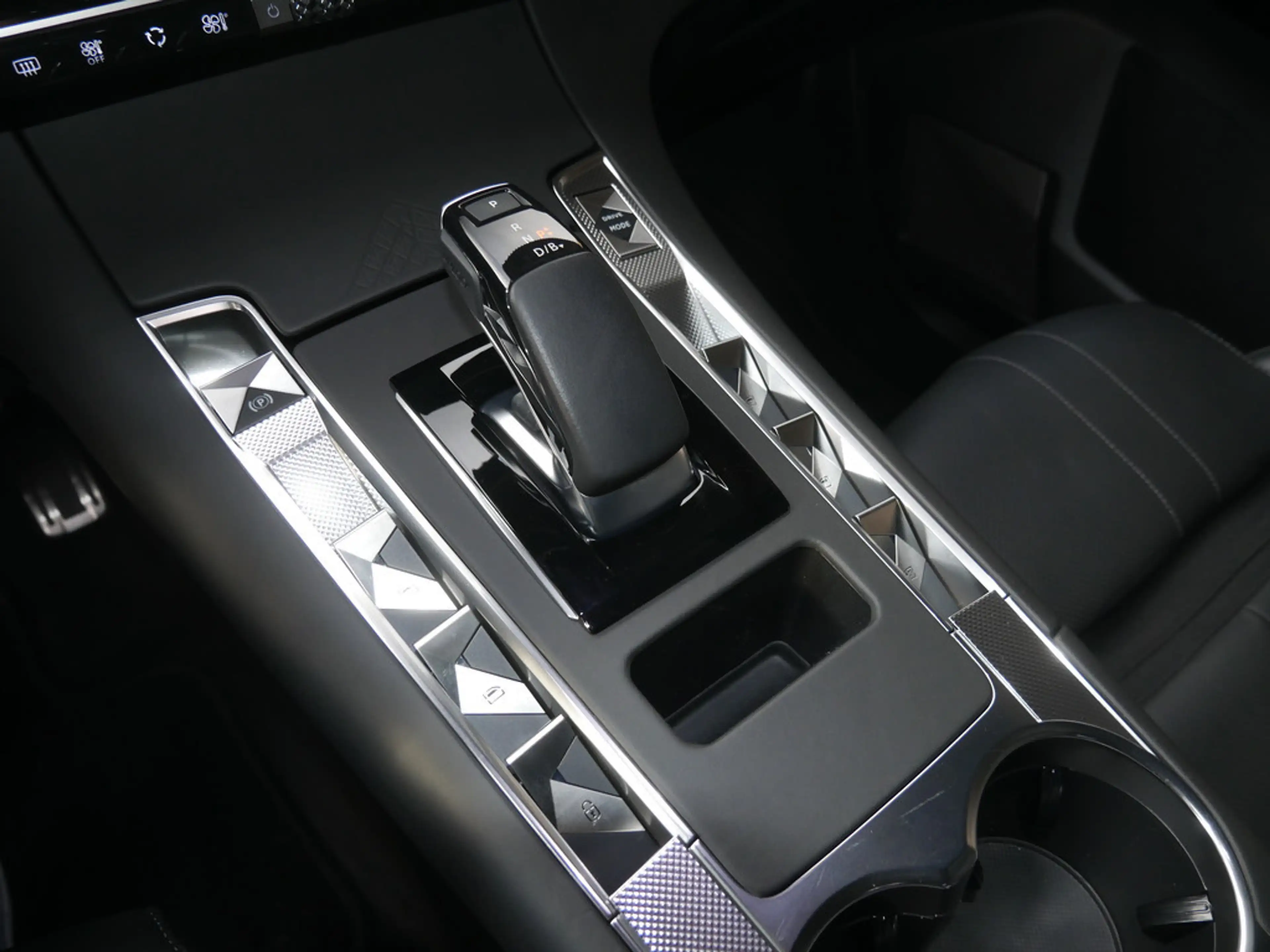 DS Automobiles DS 7 Crossback E-Tense Louvre 4x4 LED PANO — photo 12