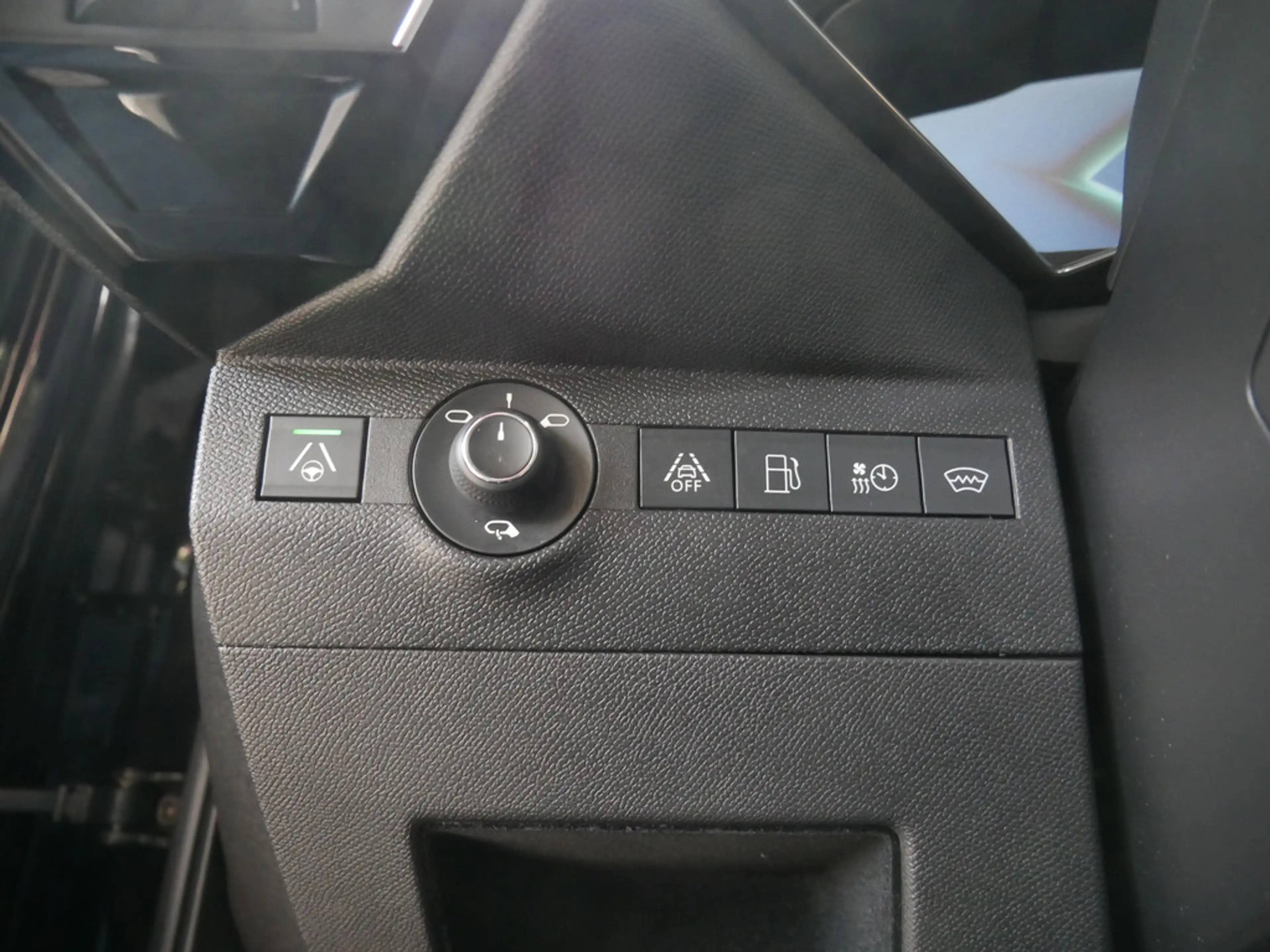 DS Automobiles DS 7 Crossback E-Tense Louvre 4x4 LED PANO — photo 14