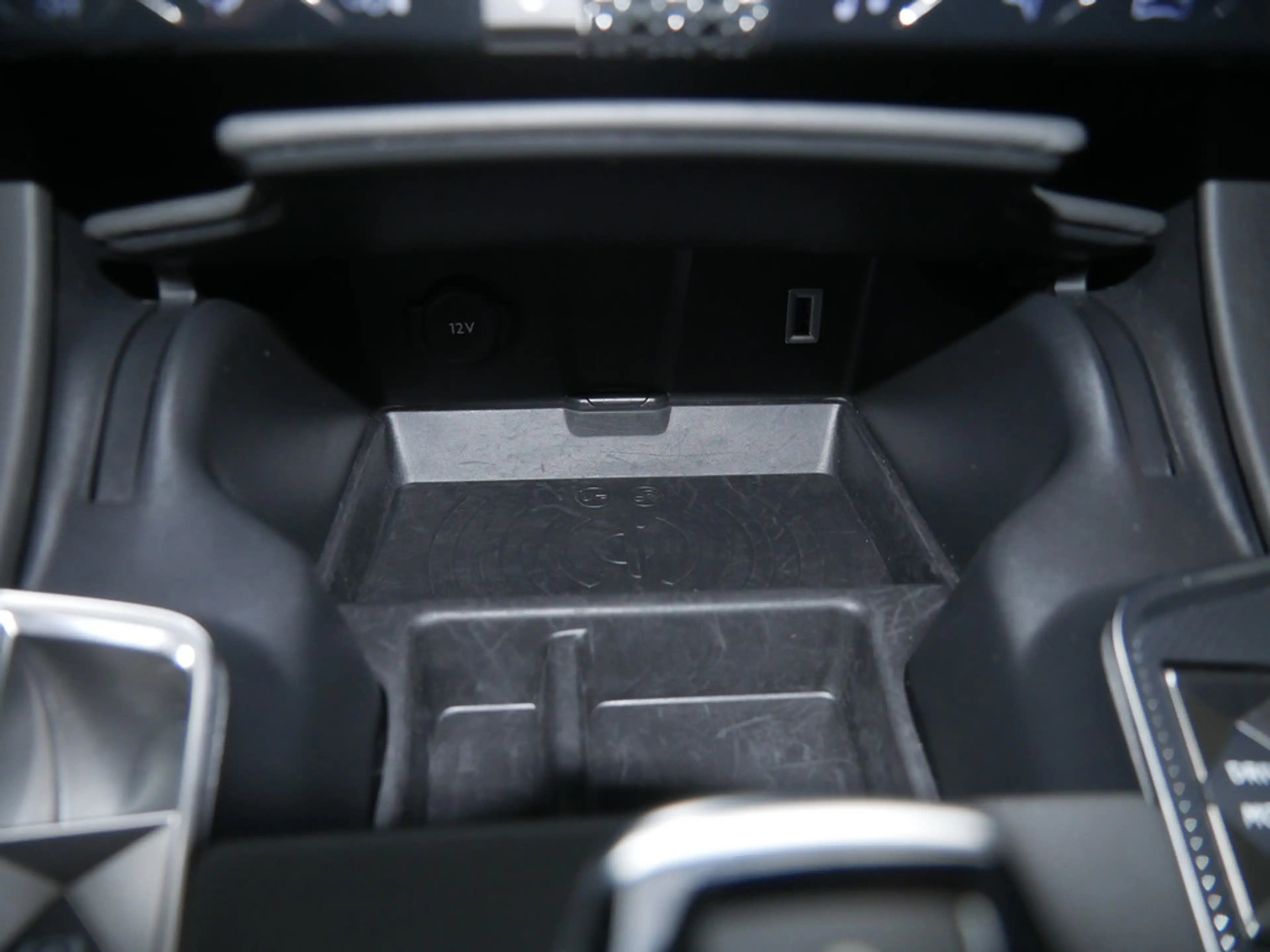 DS Automobiles DS 7 Crossback E-Tense Louvre 4x4 LED PANO — photo 11