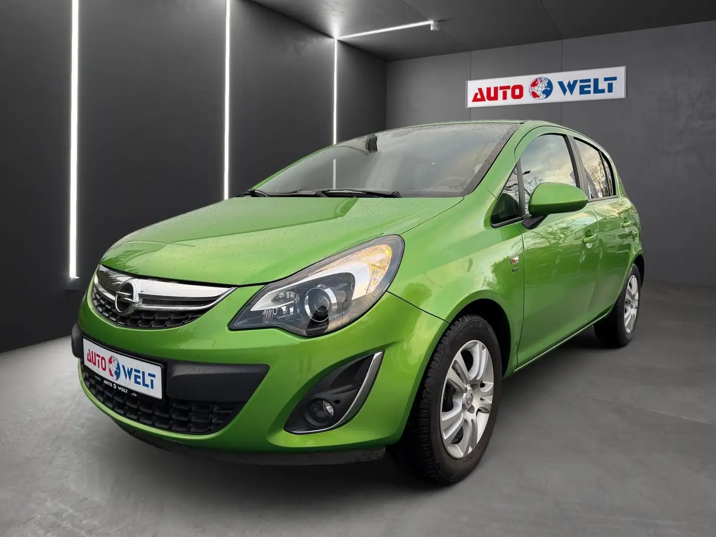 Opel Corsa D 1.4 Active Tempomat Sitzheizung PDC AUX Groen - 1