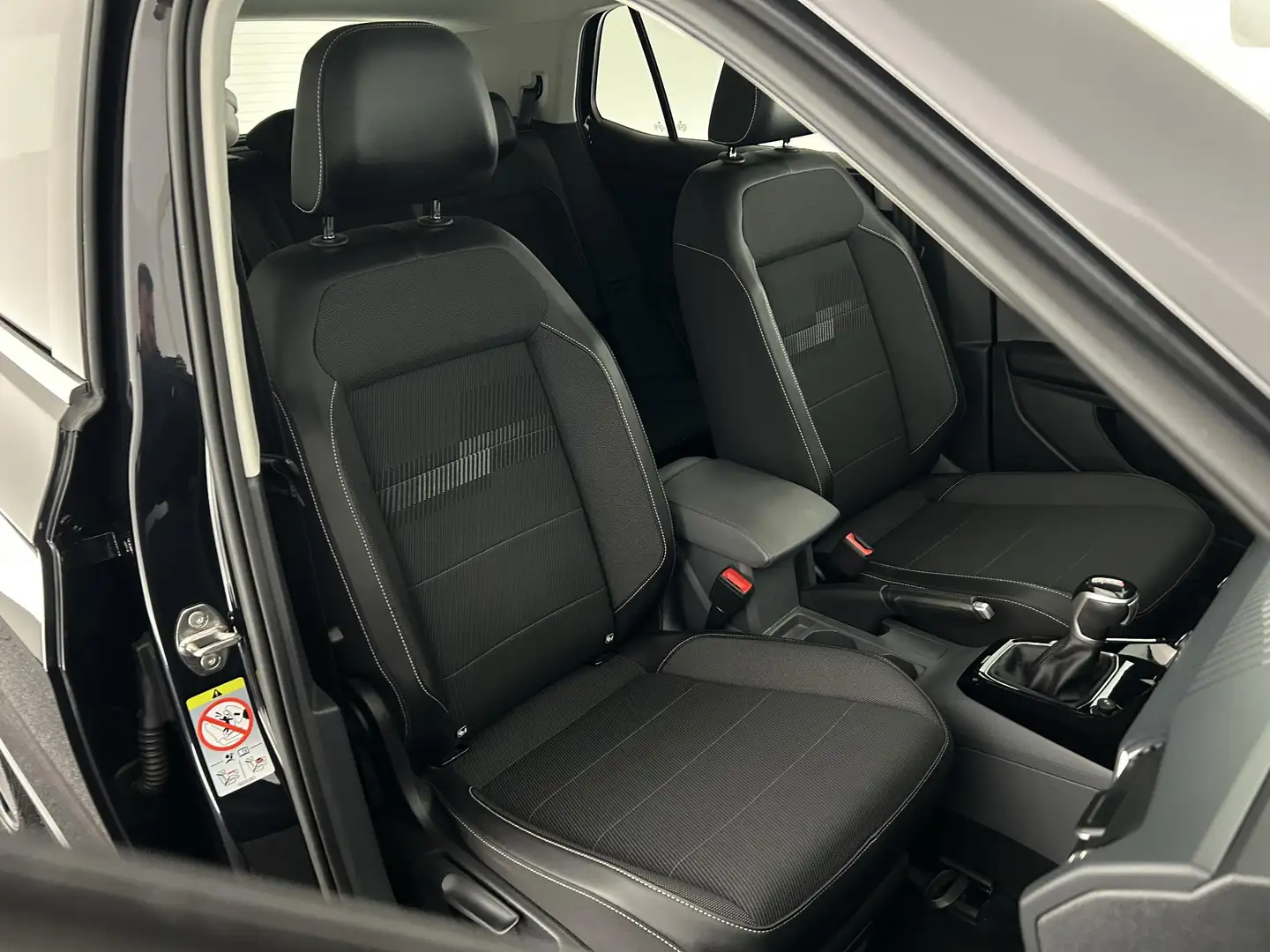 Volkswagen T-Cross 1.0 TSI 110pk DSG Style Trekhaak Stoelverwarming L Zwart - 2