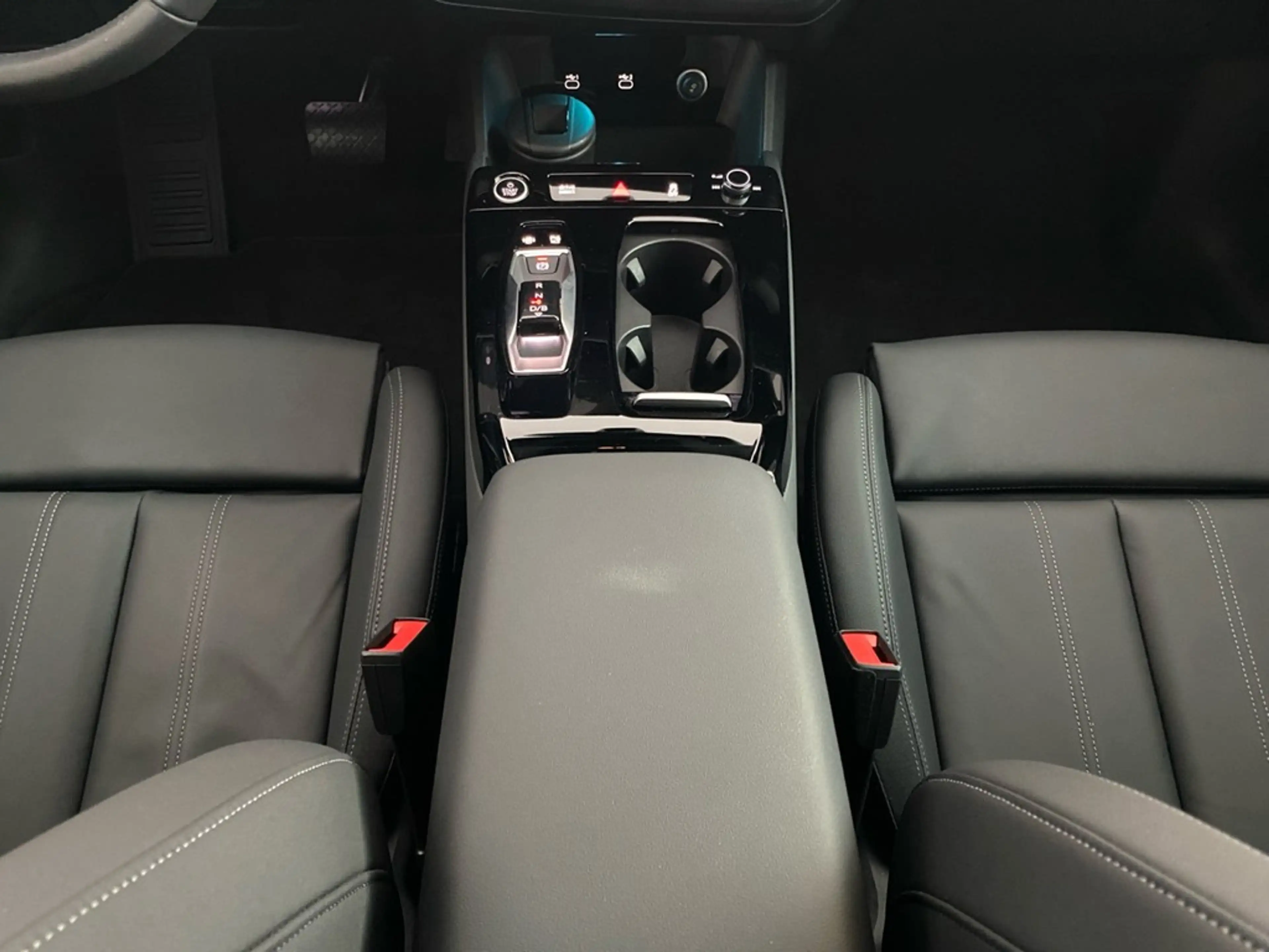 Audi A6 e-tron Avant quattro S line — photo 11