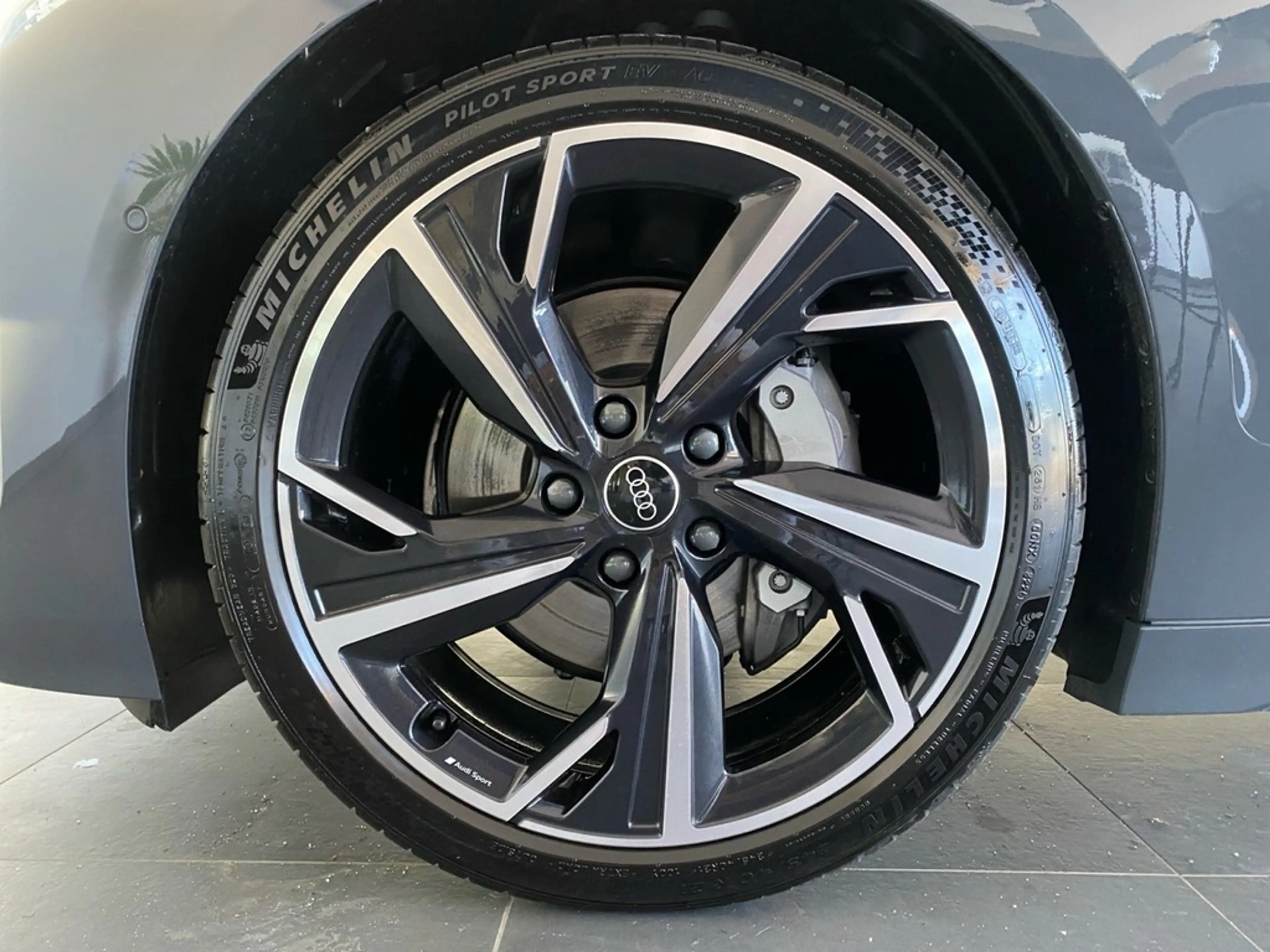 Audi A6 e-tron Avant quattro S line — photo 2