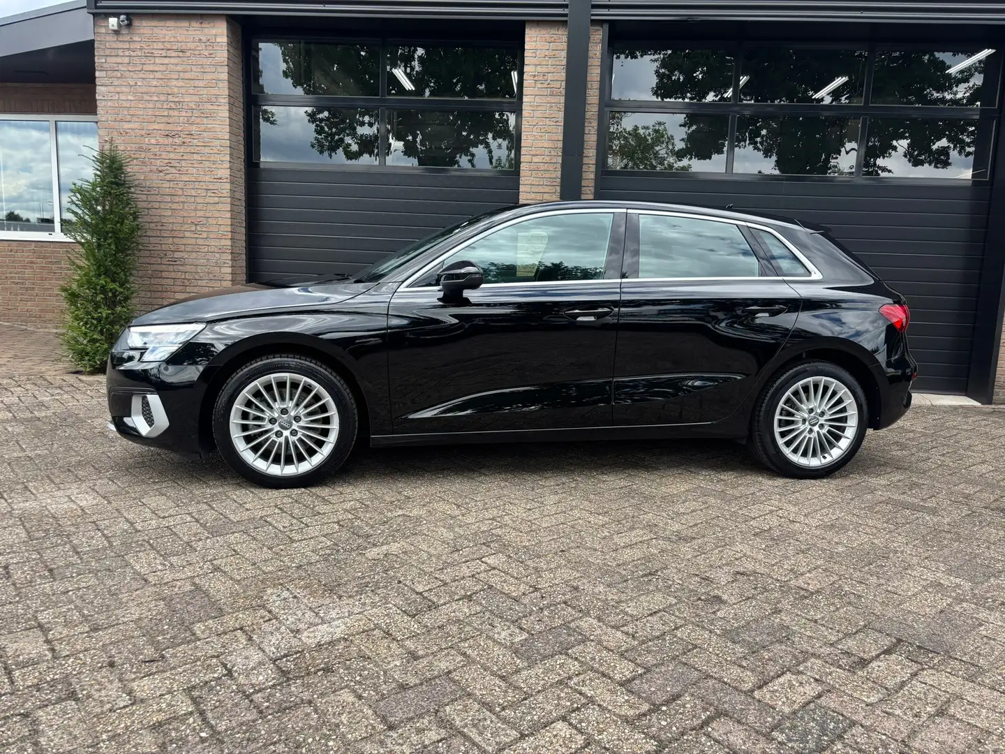 Audi A3 Sportback 35 TFSI Business edition Noir - 2