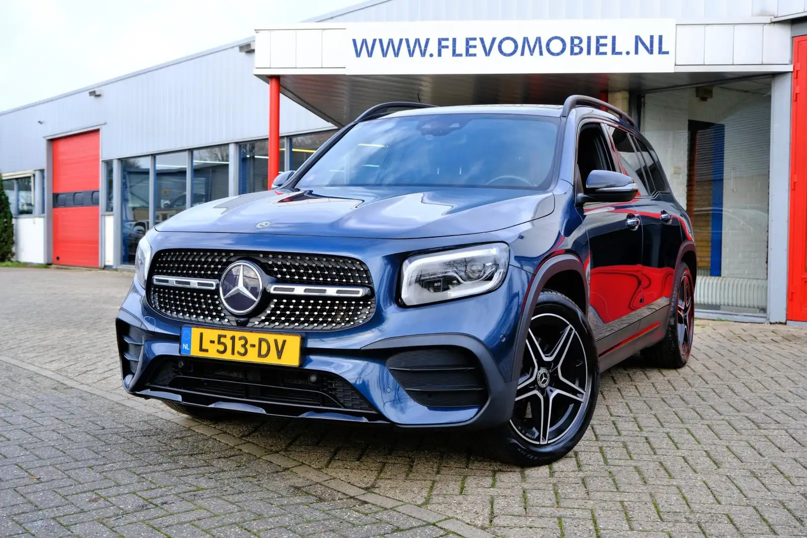Mercedes-Benz GLB 200 Business Solution AMG Aut. Pano|Leder-Alcant|1e Ei Blauw - 1