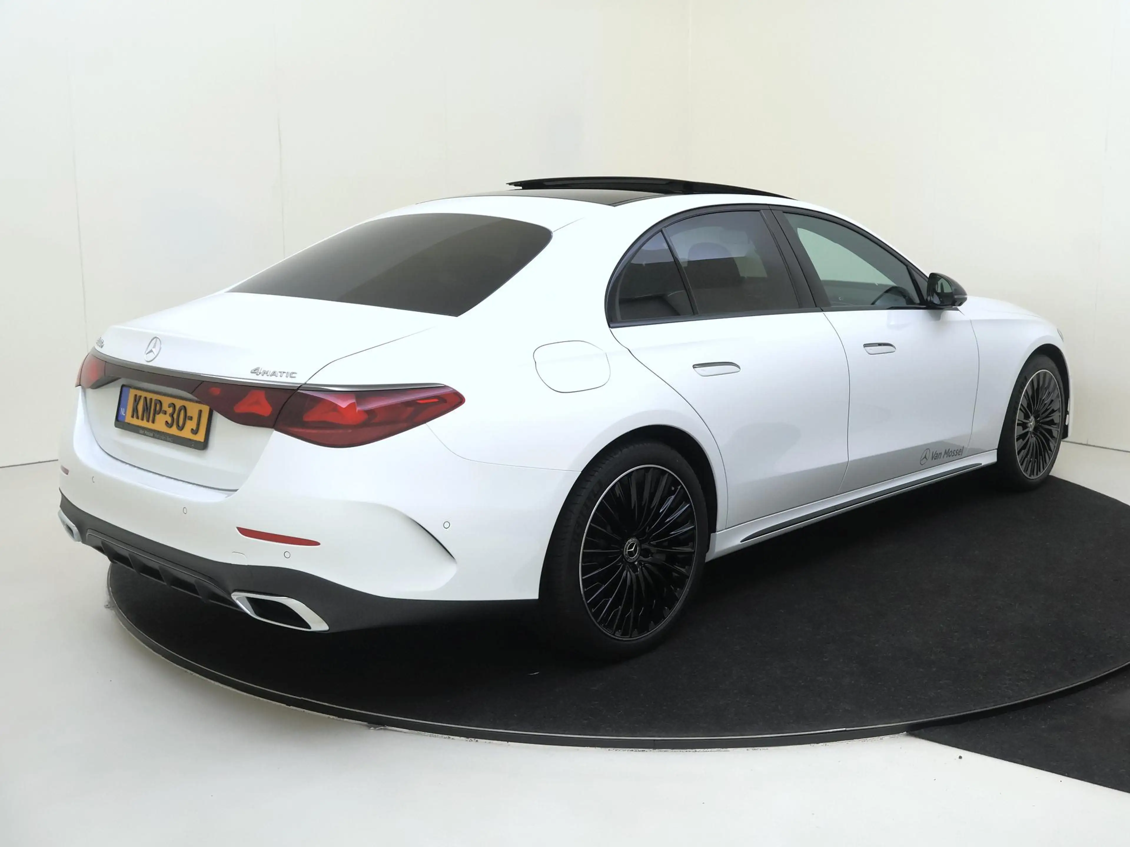 Mercedes-Benz E 400 e 4MATIC AMG Line / Premium/ Panoramadak/ AIRMATIC — photo 4