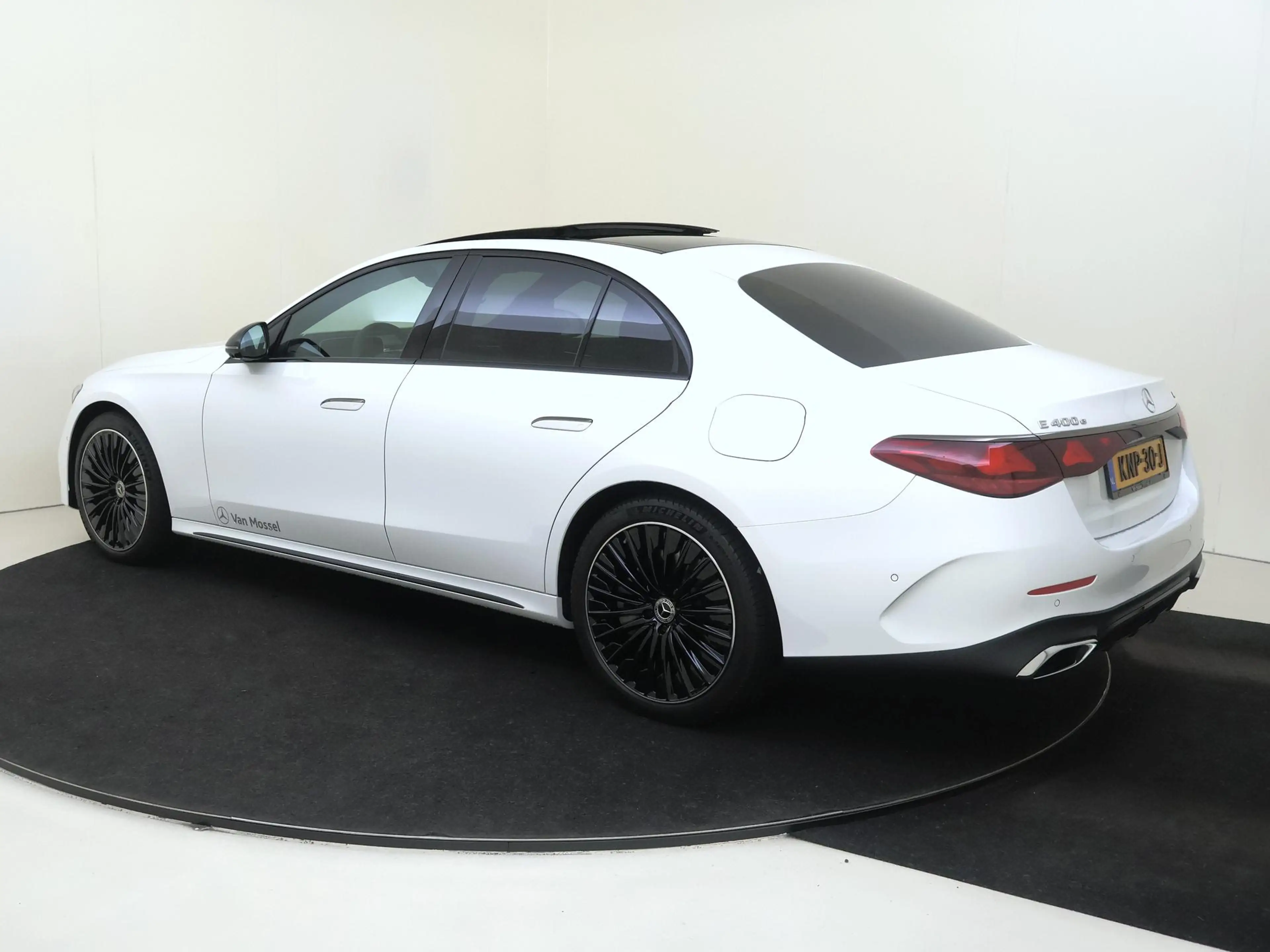 Mercedes-Benz E 400 e 4MATIC AMG Line / Premium/ Panoramadak/ AIRMATIC — photo 3
