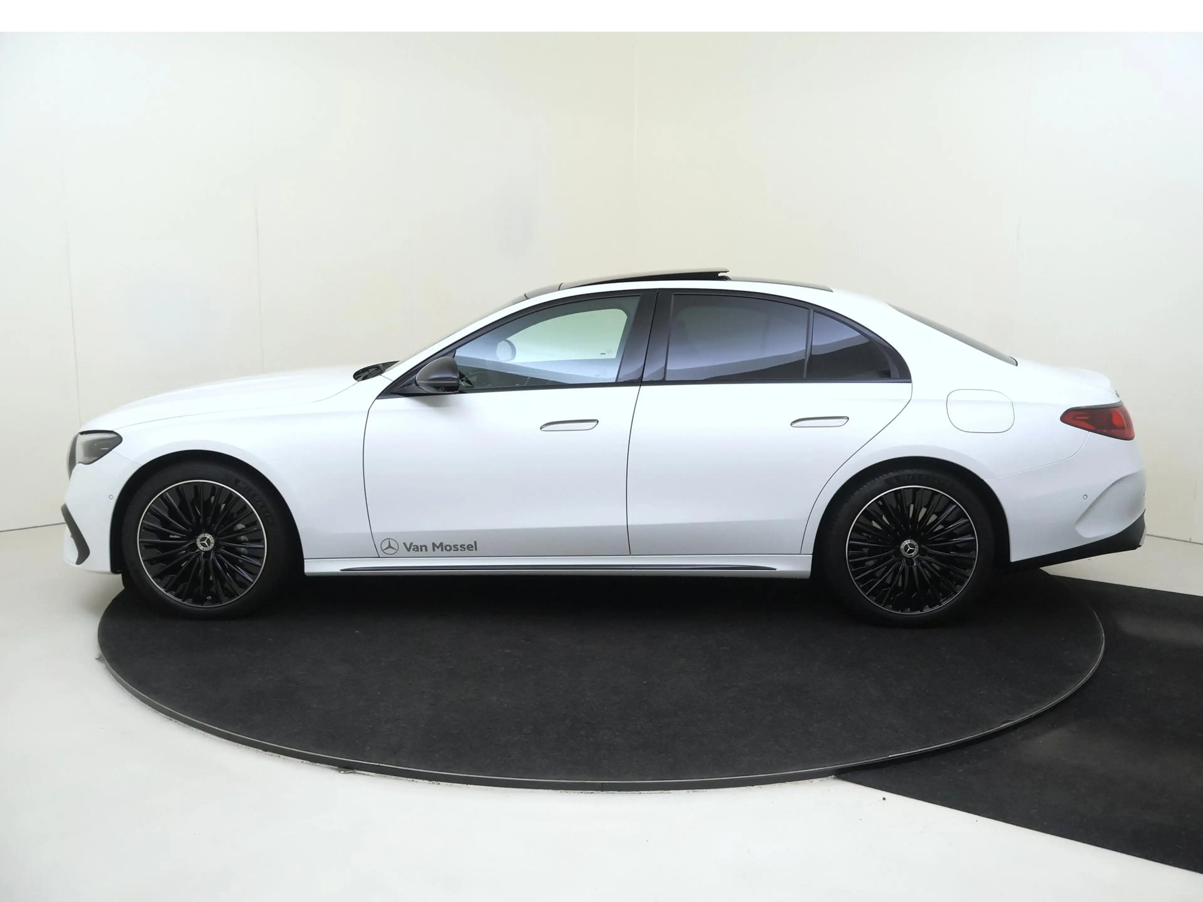 Mercedes-Benz E 400 e 4MATIC AMG Line / Premium/ Panoramadak/ AIRMATIC — photo 8