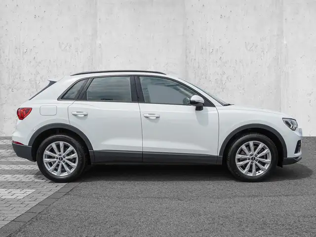 Audi Q3 view 5