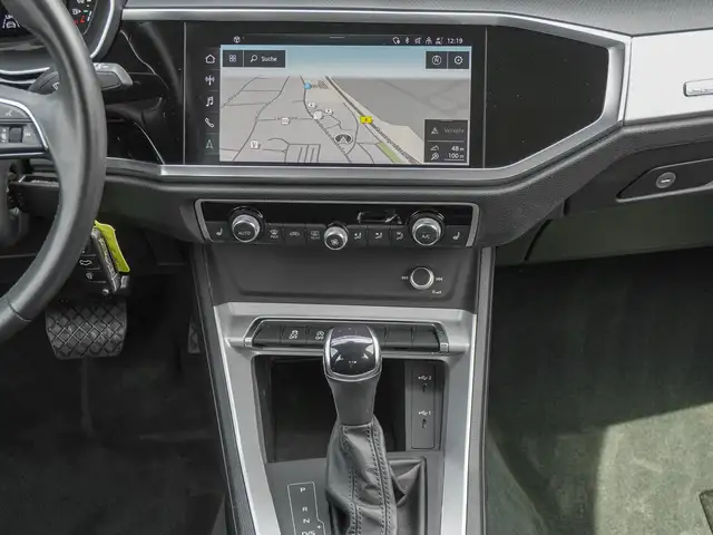 Audi Q3 view 12
