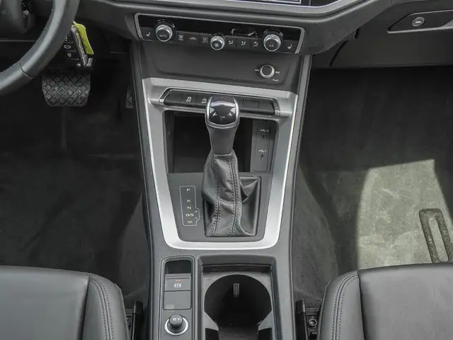 Audi Q3 view 14