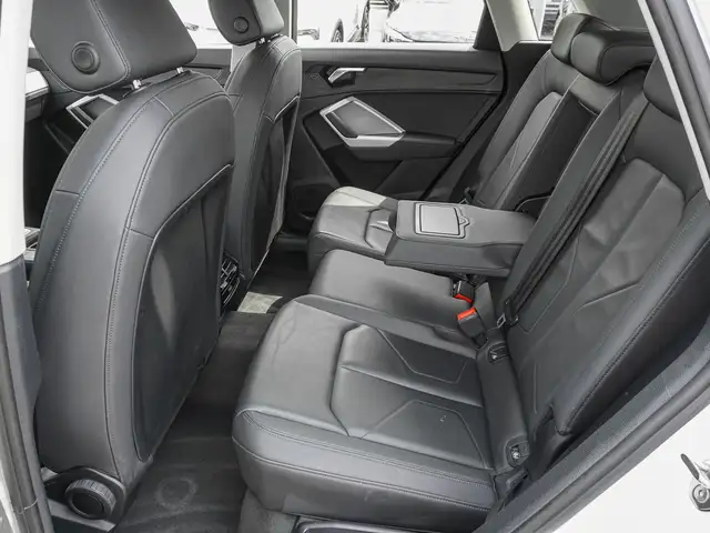 Audi Q3 view 15