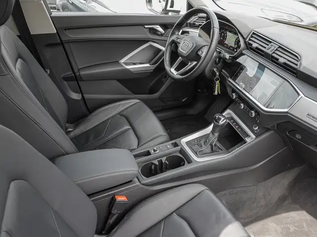 Audi Q3 view 8