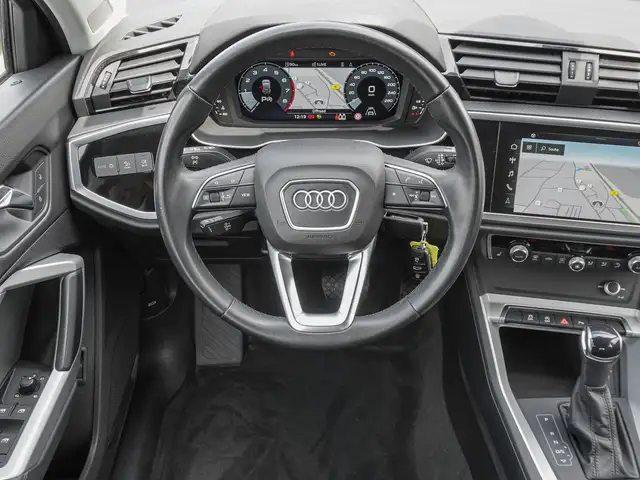 Audi Q3 view 11